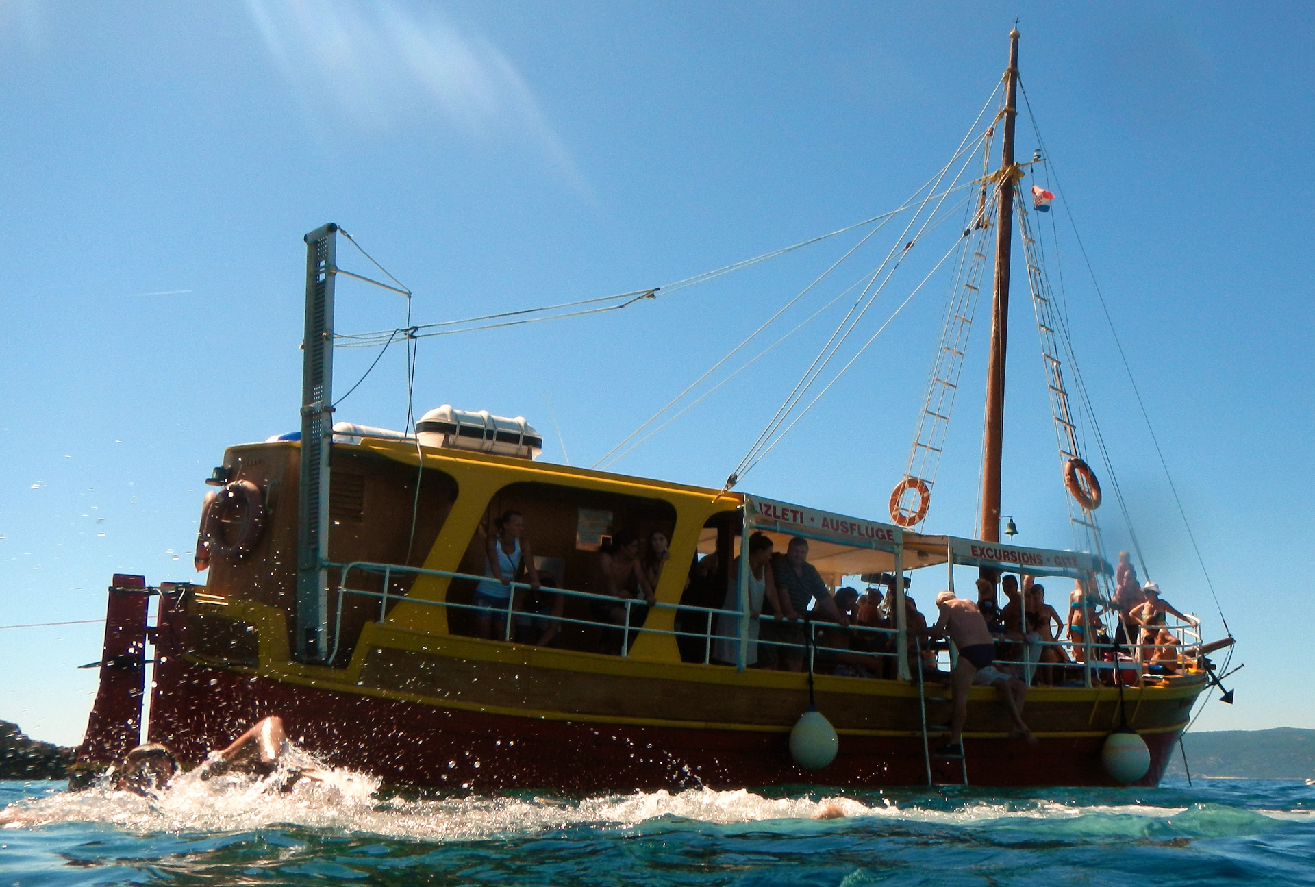Unser Boot ist die Zara ein typisches kroatisches Ausflugsboot aus Holz. Der Kapitän ist ein recht lustiger Geselle und könnte in jeden Holywood-Piraten-Film die Hauptrolle übernehmen. Er spricht eine eigene Sprache aus deutsch, italienisch, englisch, kroatisch zusammen gemischt...Ist dem Alkohol sehr zugetan, nur gut das er einen eigenen (nüchternen) Steuermann beschäftigt, ....naja, ein komischer Vogel unser Kapitän...
