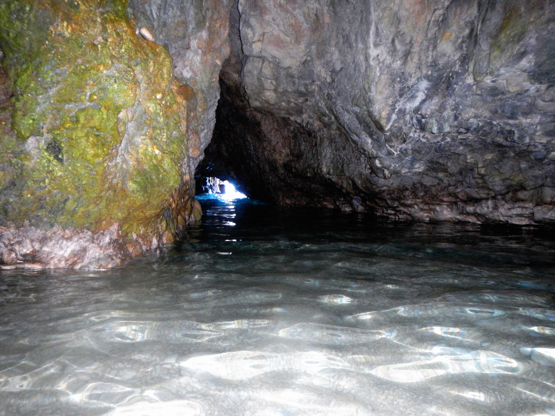 Der Vorteil dieser Höhle ist, dass sie auch für Schnorchler zugänglich ist....