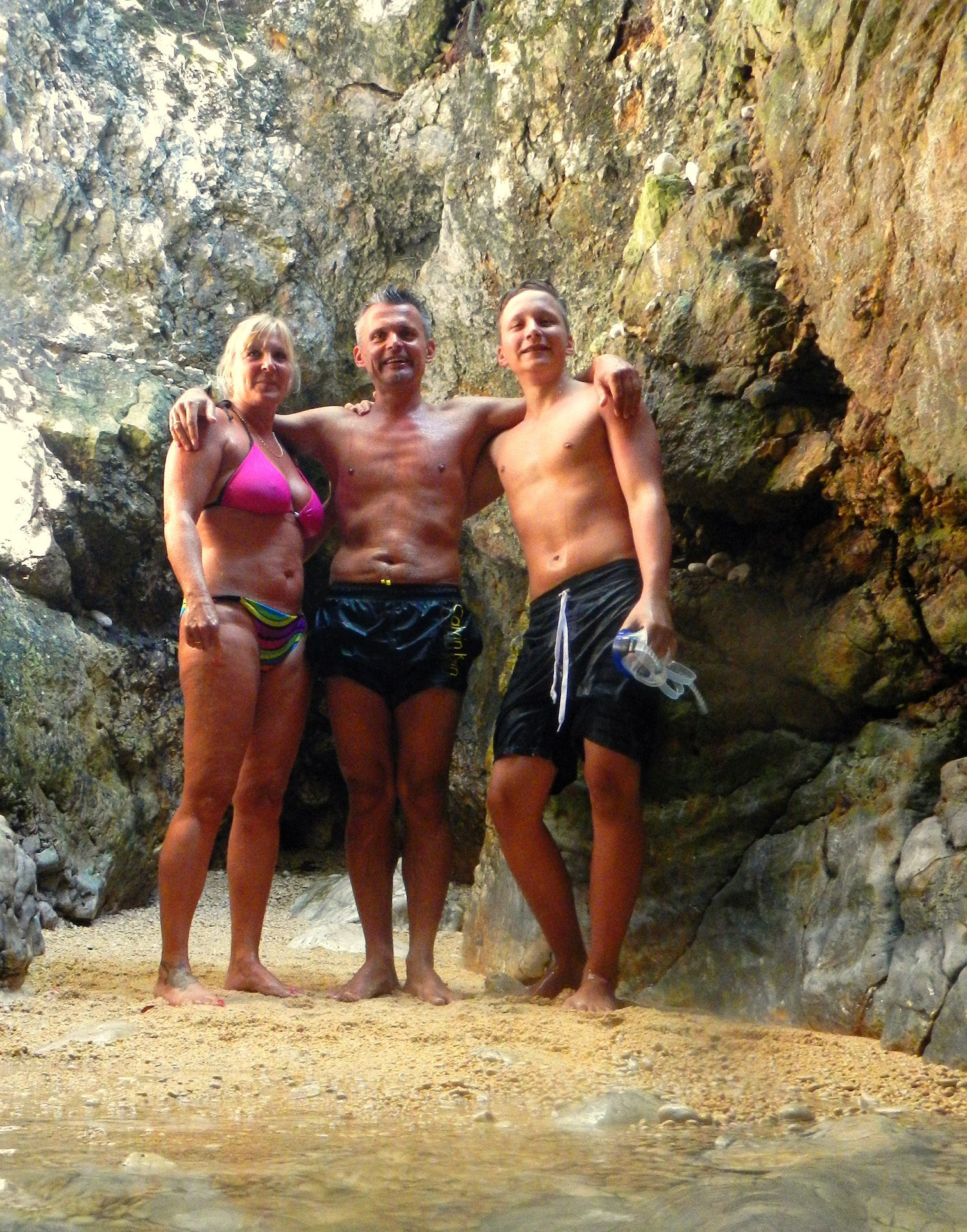 Wer den halb unterspülten Eingang passiert, der sich direkt unterhalb der Wasseroberfläche befindet, gelangt in eine beeindruckend große und lichtdurchflutete Felshalle mit weißem Kiesstrand... Claudia, Markus und Fabio sind inzwischen angekommen...