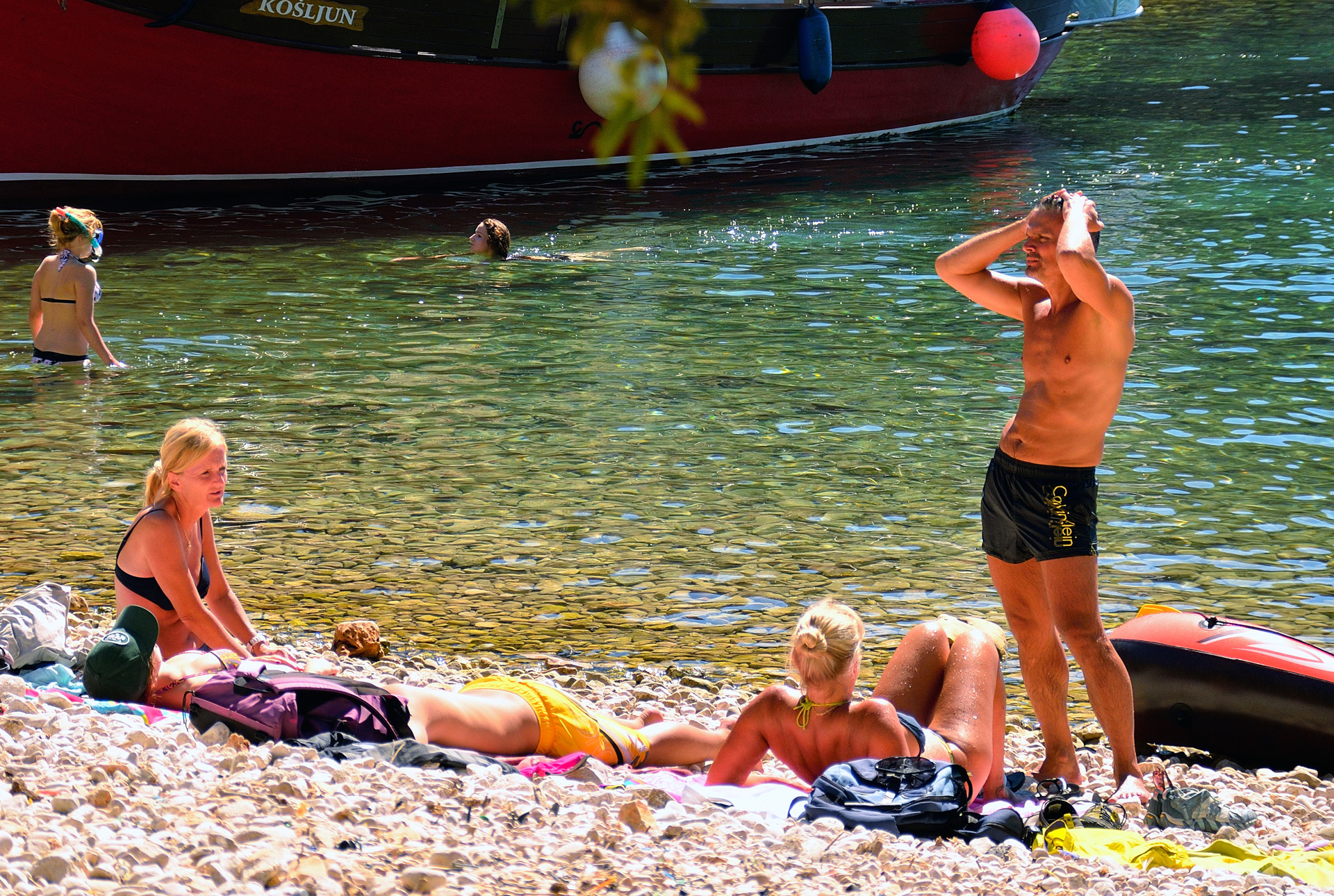 Die Sonne erwärmt das Wasser in dieser Bucht auf Badewannenniveau...