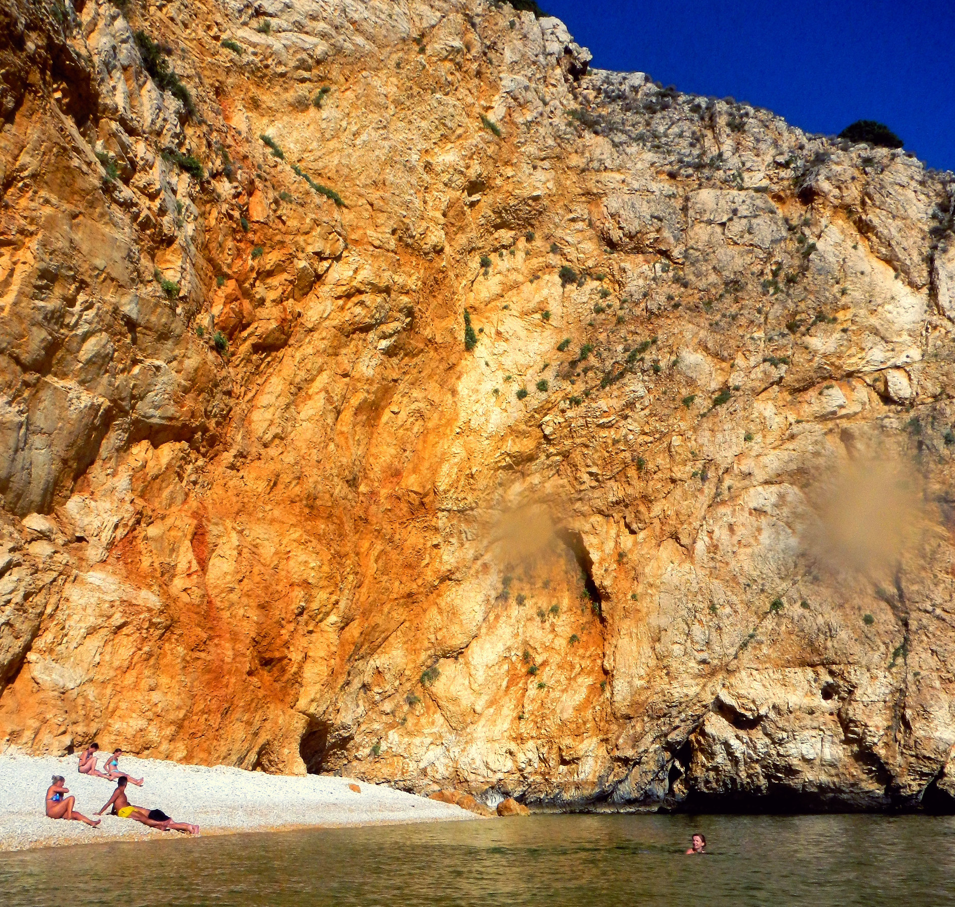 Der Goldstrand (Zlatna Plaža) bzw. Strand Biškupići (Plaža Biškupići) ist nur mit dem Boot zu erreichen und ein beliebtes Ausflugsziel für die Bootsfahrer... Nina schwimmt wieder zurück zur Zara...
