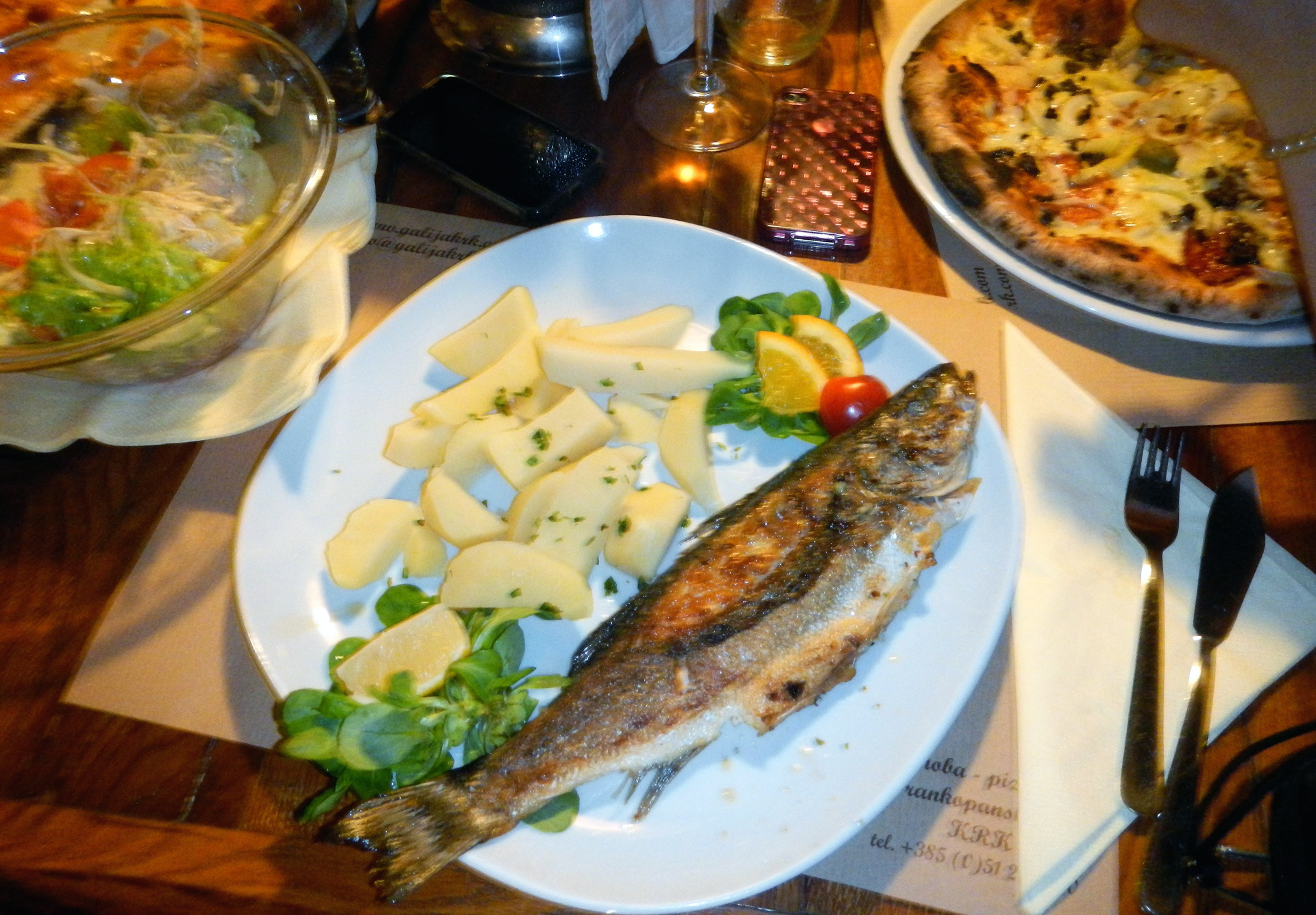 Das Warten hat sich gelohnt, der Fisch ist sehr schmackhaft...
