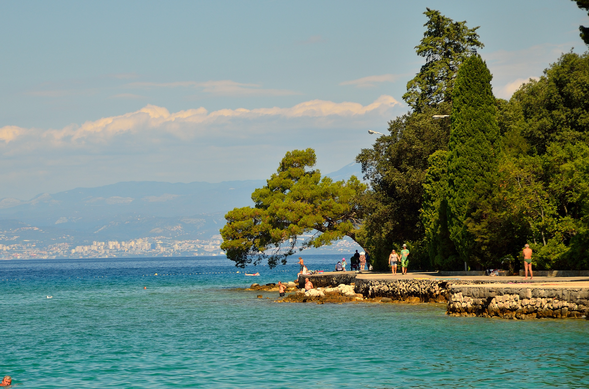 Wir spazieren auf der Promenade in Malinska. Im Hintergrund sind die Hochhäuser von Rijeka erkennbar...