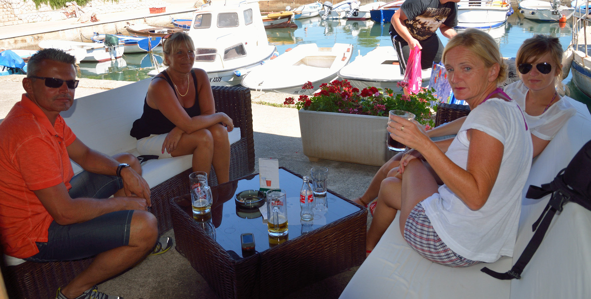 Wir fahren ein paar Kilometer weiter nach Porat. An der westlichen Küste der Insel Krk, in unmittelbarer Nähe von Malinska, befindet sich der kleine Fischerort Porat. Im Piccola Venezia im Schatten der Markise genehmigen wir ein Pivo und plaudern...