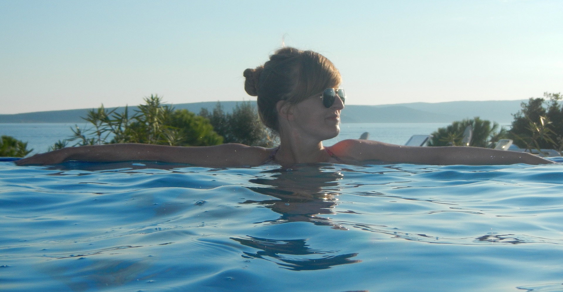 Nina geniesst die Abendsonne im Pool. Es ist der letzte Abend auf dem CP Krk. Morgen trennen sich unsere Wege, Markus & Familie fahren heim, Nina setzen wir in Biograd na Moru ab. Dort wartet schon Freund Peter mit 2 weiteren Freunden. Sie wollen für eine Woche mit einer Charteryacht noch einmal in die Kornaten. Und wir fahren weiter südlich nach Dalmatien...