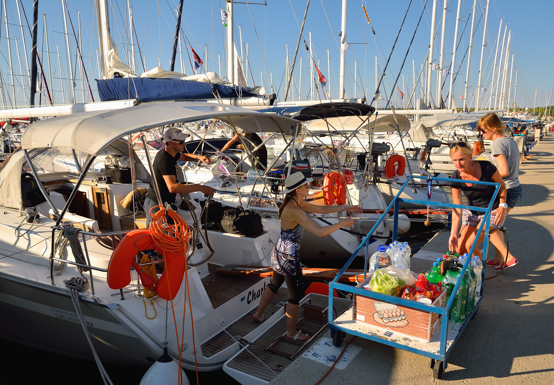 Wir halfen noch kurz beim Beladen der Bavaria Cruiser 32 Avantgarde...