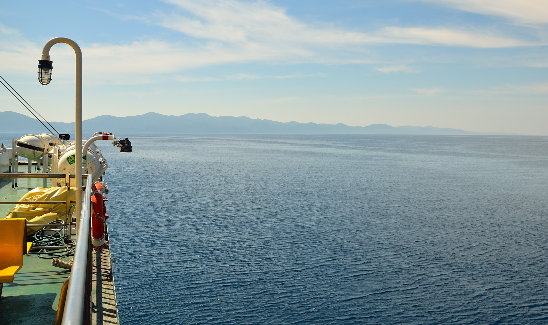 Die Passage verbringen wir am Oberdeck, es ist warm, windstill und die Adria ist sehr ruhig...
