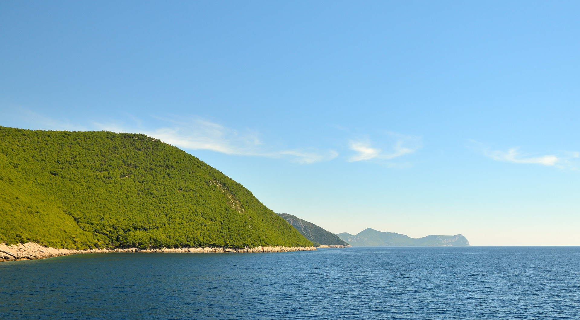 Nach gut 30 Minuten legen wir in Sobra im Südosten der Insel Mljet an...
Die Insel Mljet, auch „Odysseus Insel“ genannt, befindet sich etwa 30 km nordwestlich von Dubrovnik. Die Insel hat eine Fläche von etwa 100 km². Mit einem Waldanteil von 90 Prozent ist sie eine der am stärksten bewaldeten Inseln im Mittelmeer.