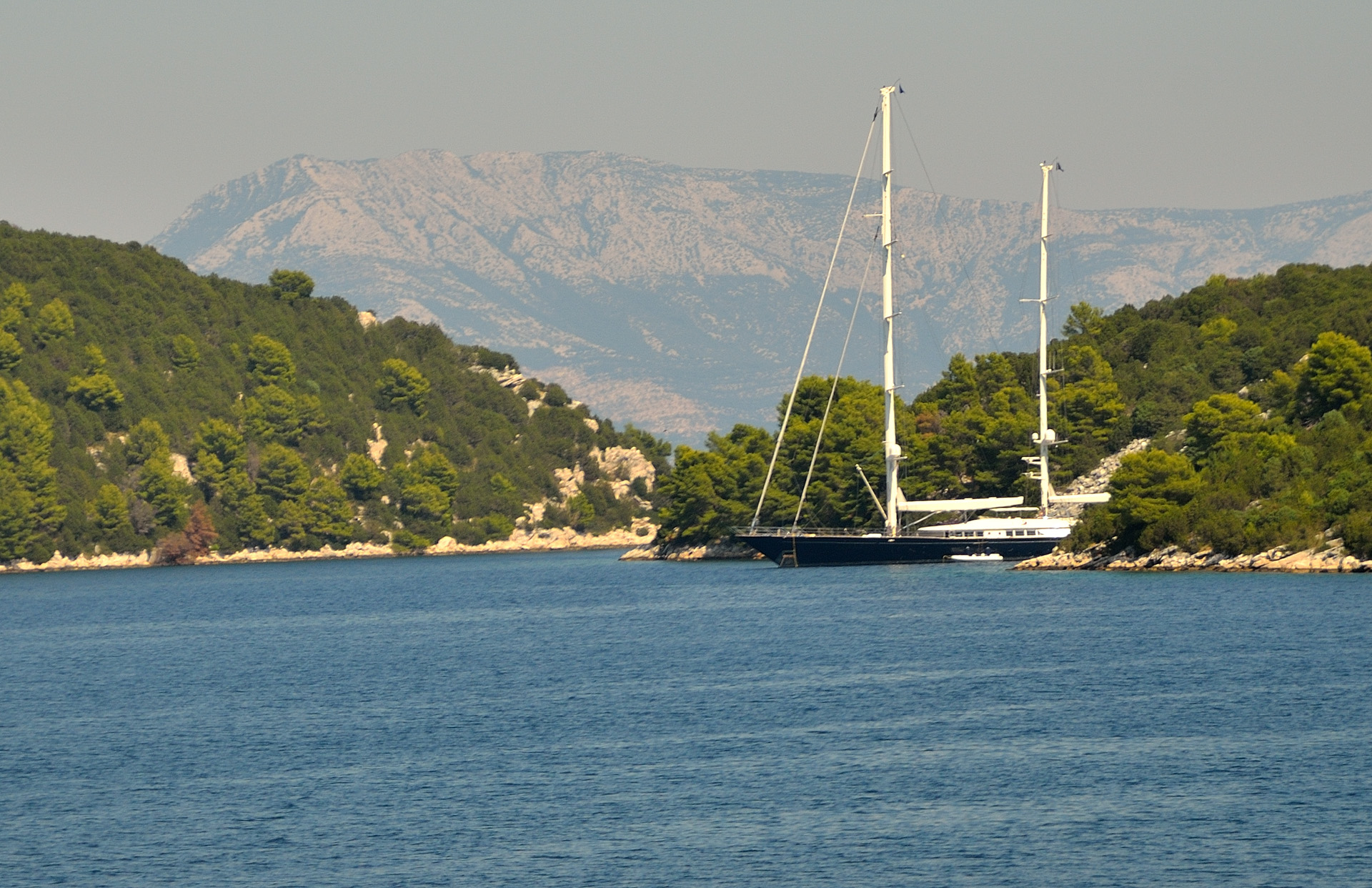Nun wollen wir zum Nationalpark ganz im Norden der Insel. Eine sehr gut ausgebaute Strasse, die einzige auf Mljet, führt uns dorthin und natürlich gibt es viel zu sehen. Wir entdecken auch einige gut versteckte Superyachten in den zahlreichen Buchten und Kanälen...