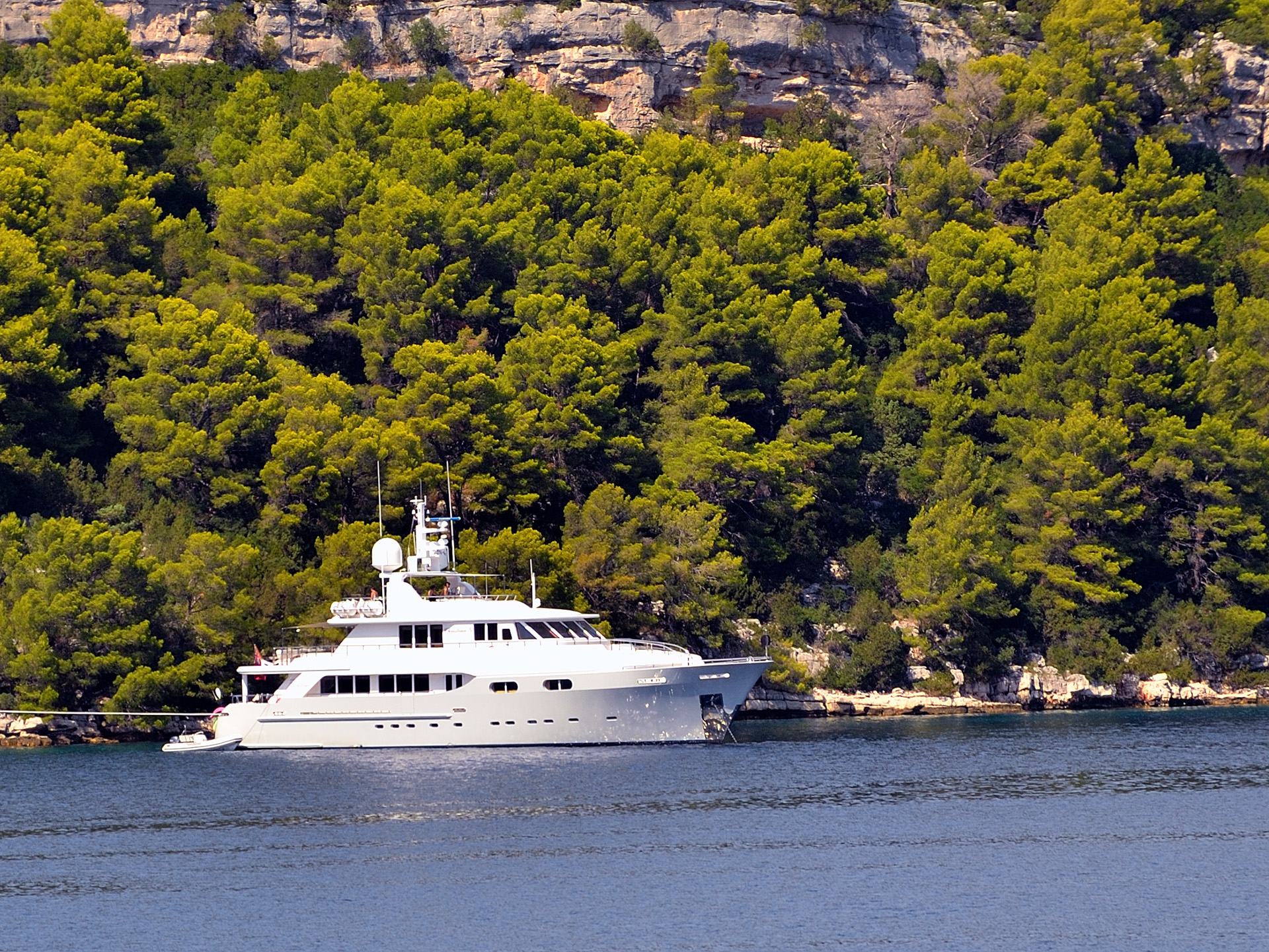 Nach etwas mehr als 20 Km sind wir im kleine Ort Polace. Eine weiter schöne Yacht ankert in einer Bucht bei der Ortschaft Polace...