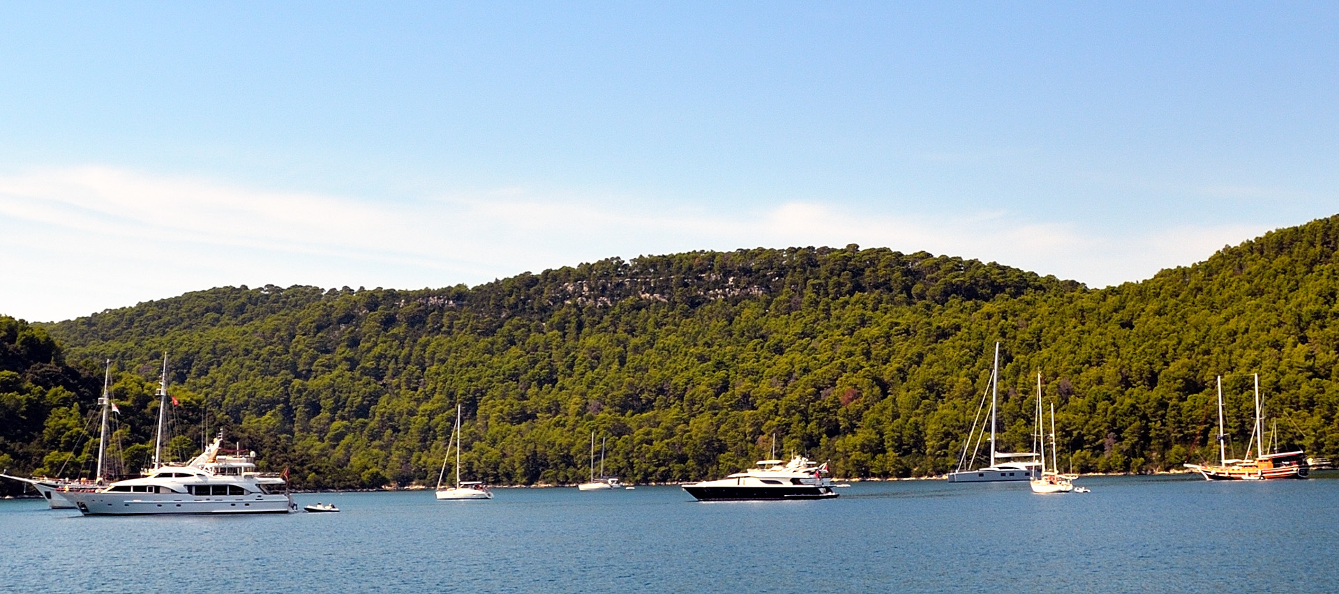 Polace und seine geschützte Bucht wird auch gerne von vielen Skipper als Tagesziel genutzt...
