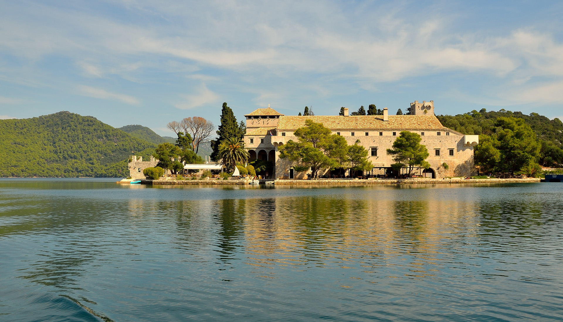 Das Kloster der Hl. Maria im Nationalpark Mljet. Benediktiner Priester waren die feudalen Herren der Insel, Mitte des 12. Jahrhunderts. Sie bauten ein Kloster und eine Kirche auf der Insel in der Mitte des großen Sees...