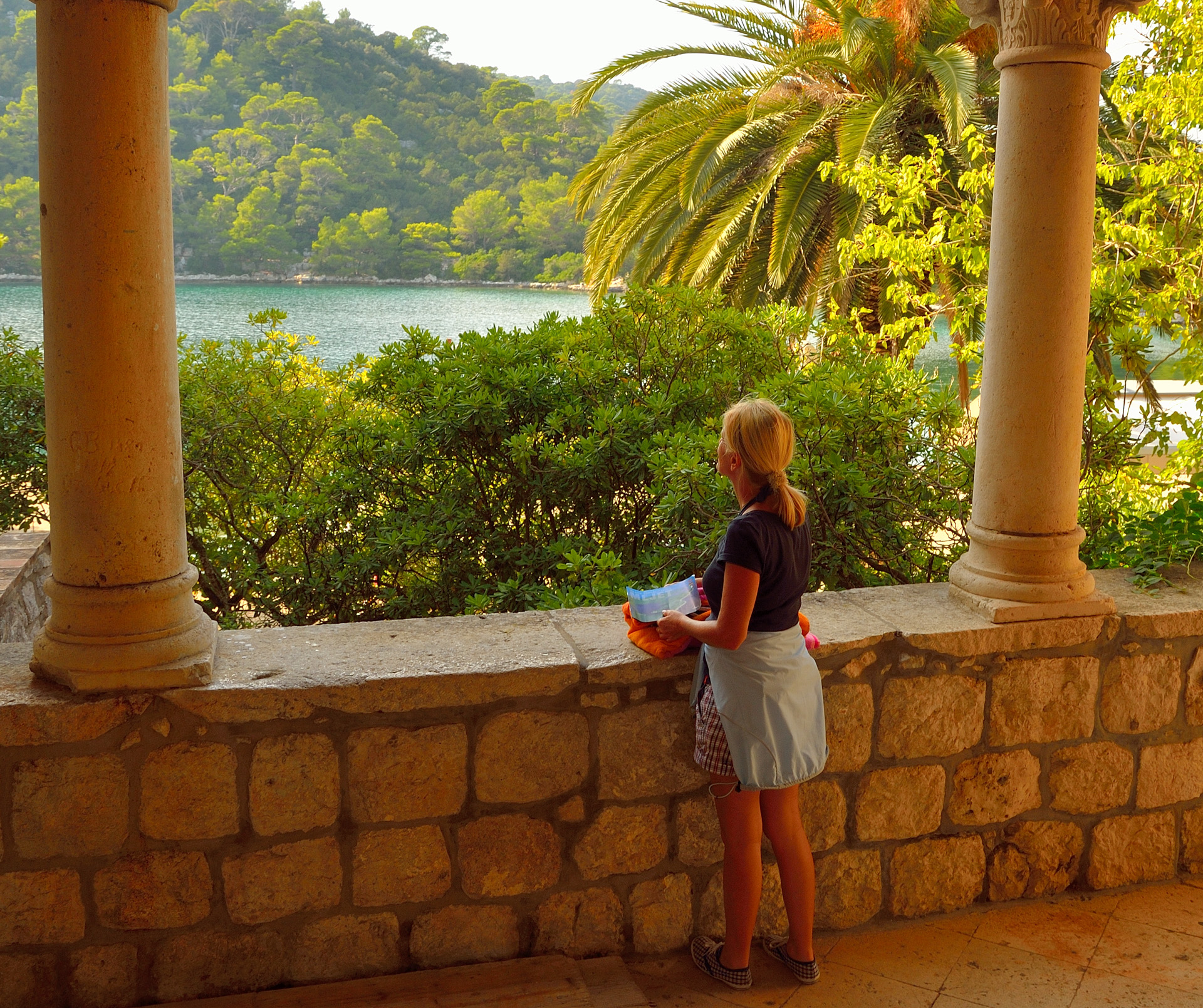Das Kloster der Hl. Maria im Nationalpark Mljet, Daniela blickt auf den von den Einheimischen so genannten " Großen See"...