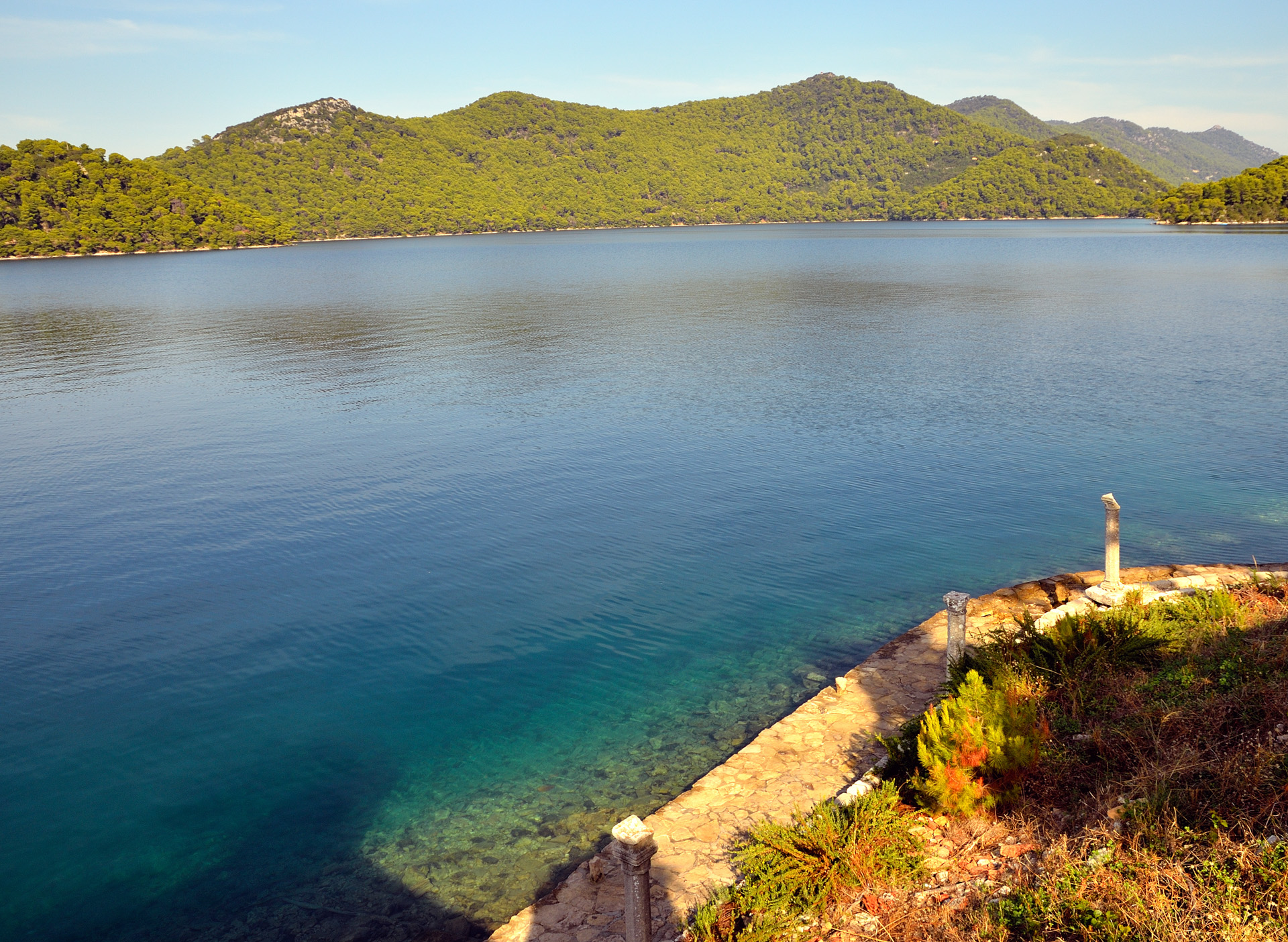 Der  Große See im Nationalpark Mljet. Der Park umfasst den Großen und den Kleinen See sowie den Soline-Kanal. Die Seen sind durch schmale und seichte, künstlich vertiefte Kanäle sowohl miteinander als auch mit dem Meer verbunden..