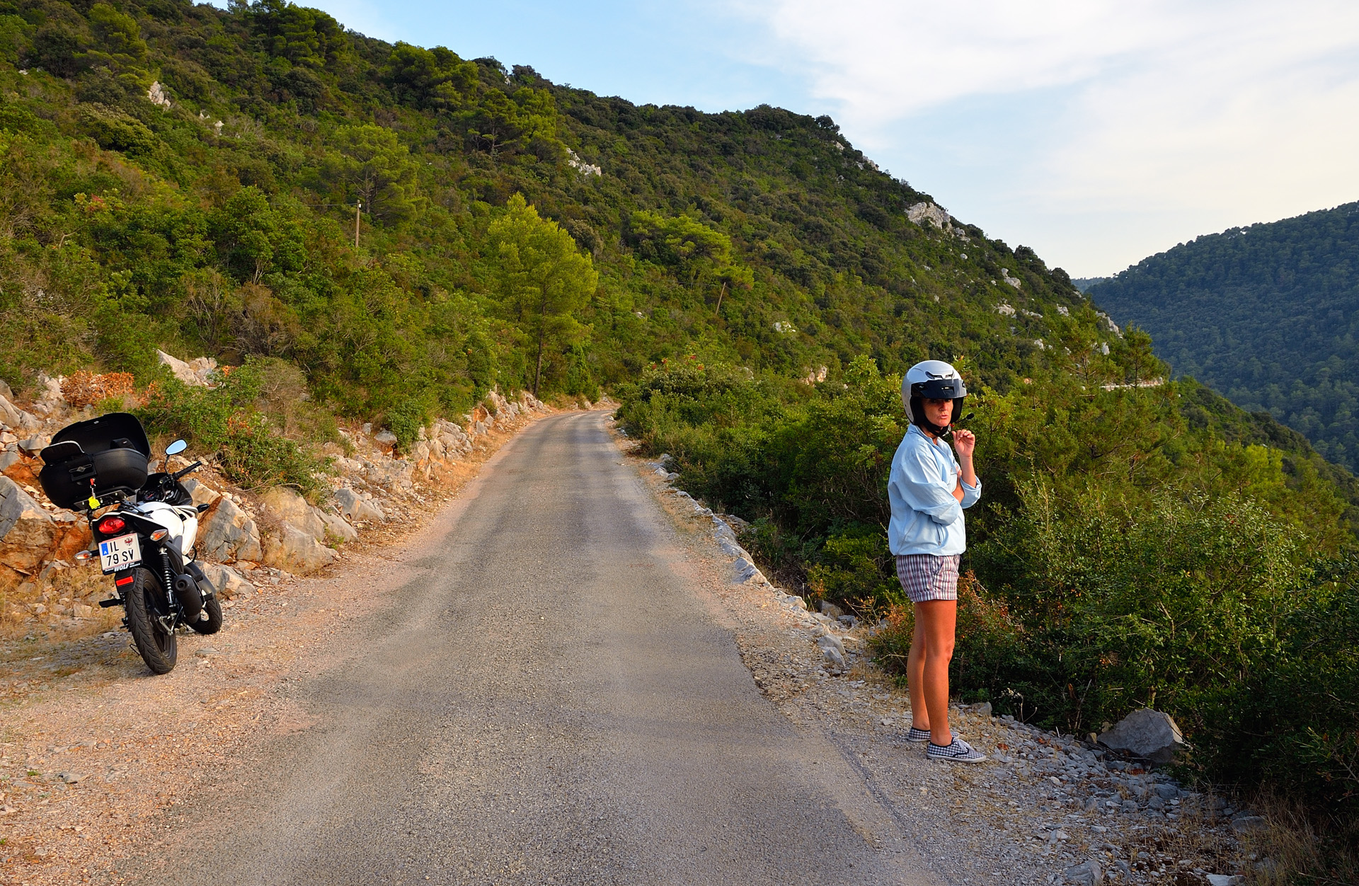 Wir fahren ca. 8 Km nach Süden und biegen bei Blato nach Norden ab. Wir wollen nach Kozarica und uns dort das Autokamp Lovor anschauen. Wir finden nach einer langen, abenteuerlichen Anfahrt über eine steile, enge und sehr schlechten Strasse den Fischerort Kozarica, aber wo bitte ist das Camp? Es sind keine Schilder oder Wegweiser vorhanden und wir finden auch Niemand der uns Auskunft geben kann, der Ort ist wie ausgestorben. Wir drehen um und fahren zurück auf die Hauptstrasse...