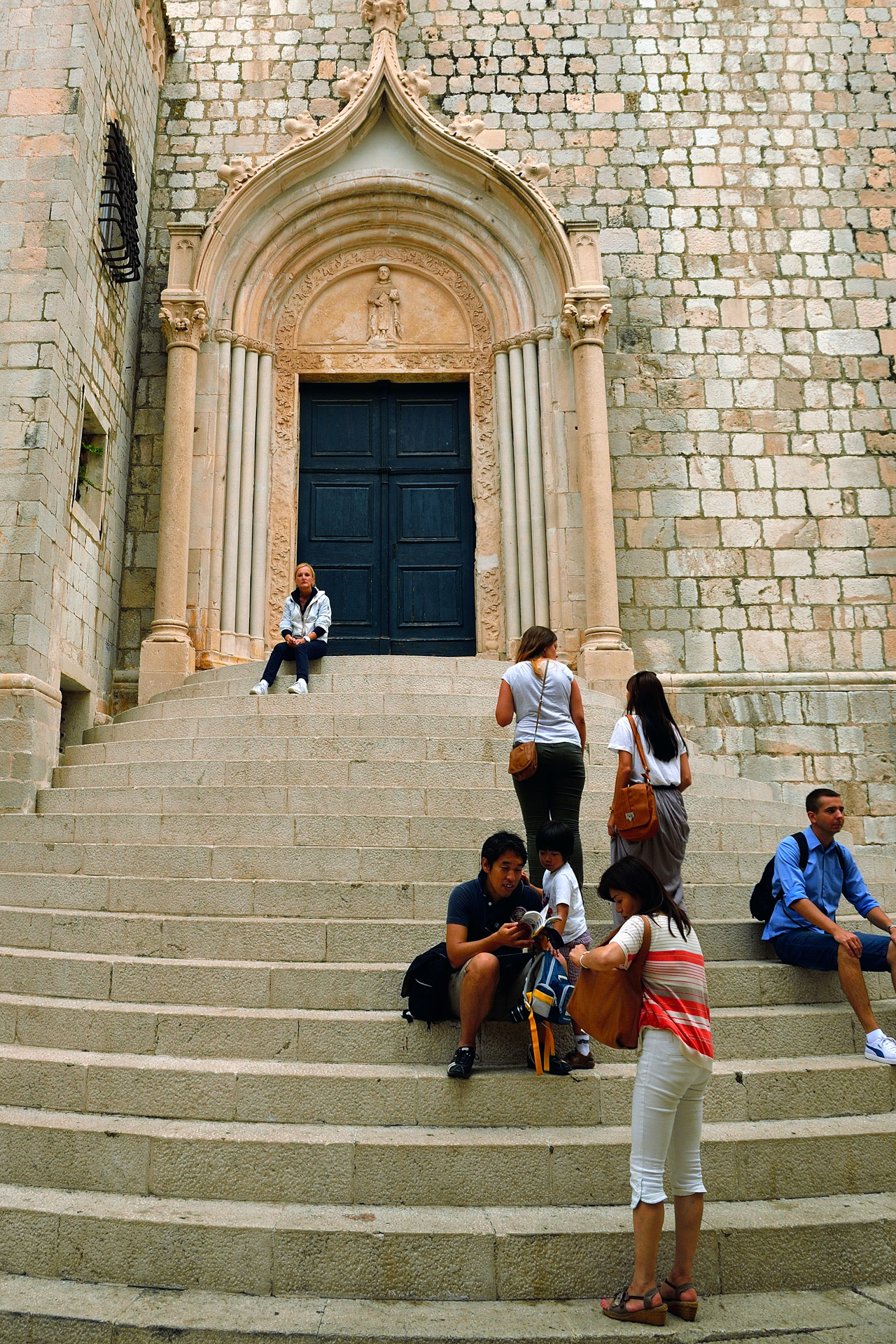 Daniela am Eingang zum Dominikanerkloster in Dubrovnik...