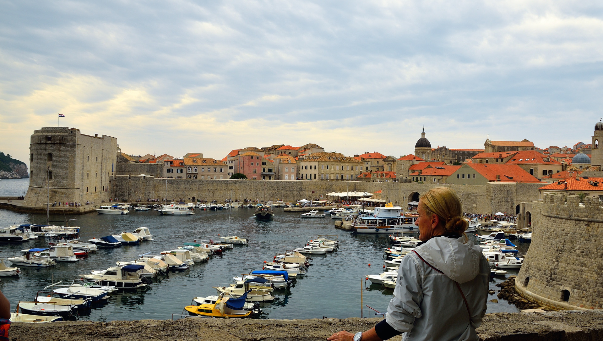 Dubrovnik, der alte Hafen umgeben von der Festung und Stadtmauer...