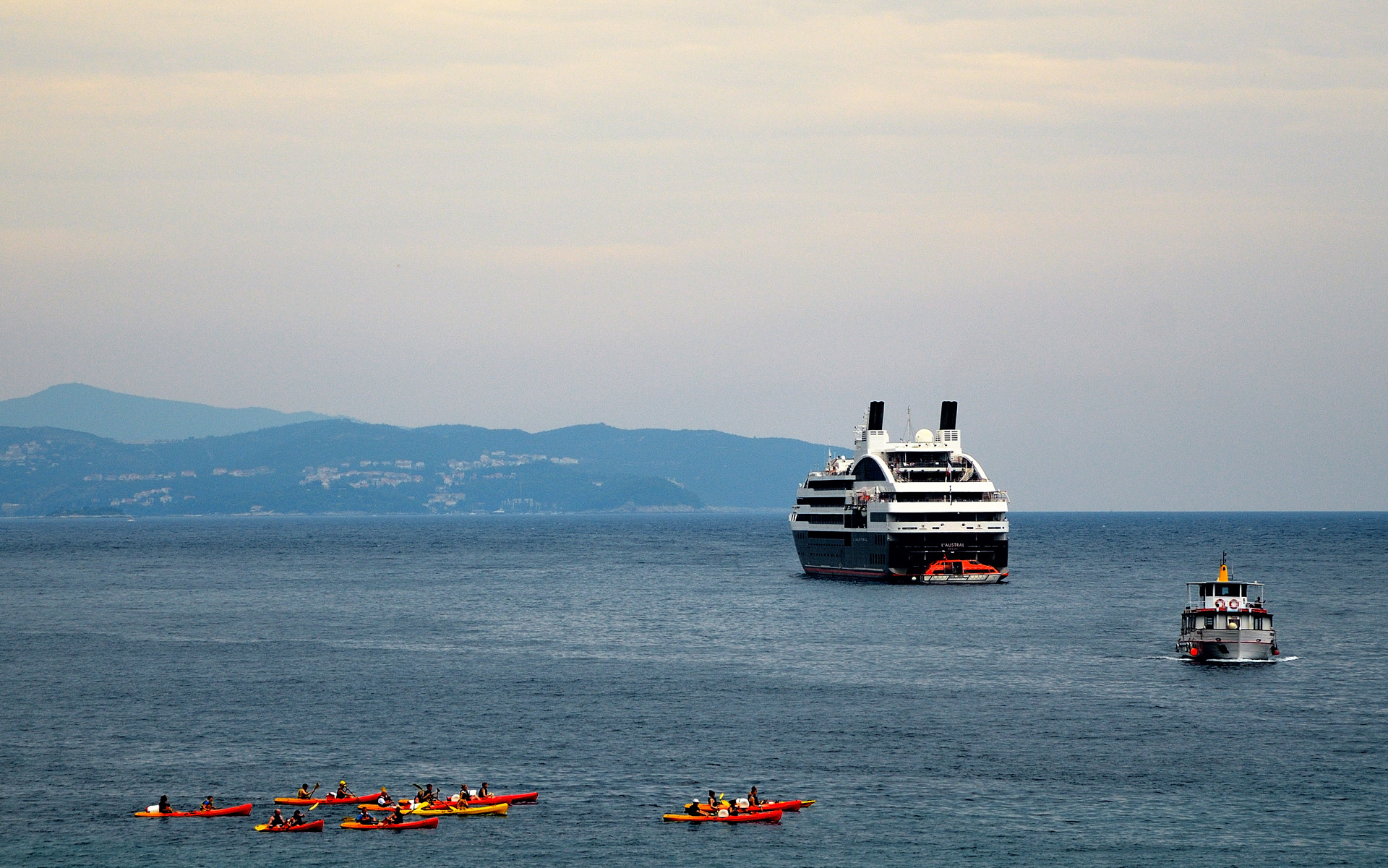 Ausserhalb des alten Hafens liegt die L’Austral, ein Luxus-Kreuzfahrtschiff. Die L´Austral wurde 2011 von der Fincantieri-Weft in Ancona gebaut. Mit einer Länge von 142 Metern, einer Breite von 18 Metern bei 4,7 Metern Tiefgang fasst sie auf sechs Passagier-Decks maximal 264 Passagiere in 132 Kabinen. Nicht nur von der Größe her, auch optisch ähnelt sie eher einer privaten Yacht. Mit Eisklasse 1C eignet sich die L’Austral sehr gut für Antarktis-Kreuzfahrten...