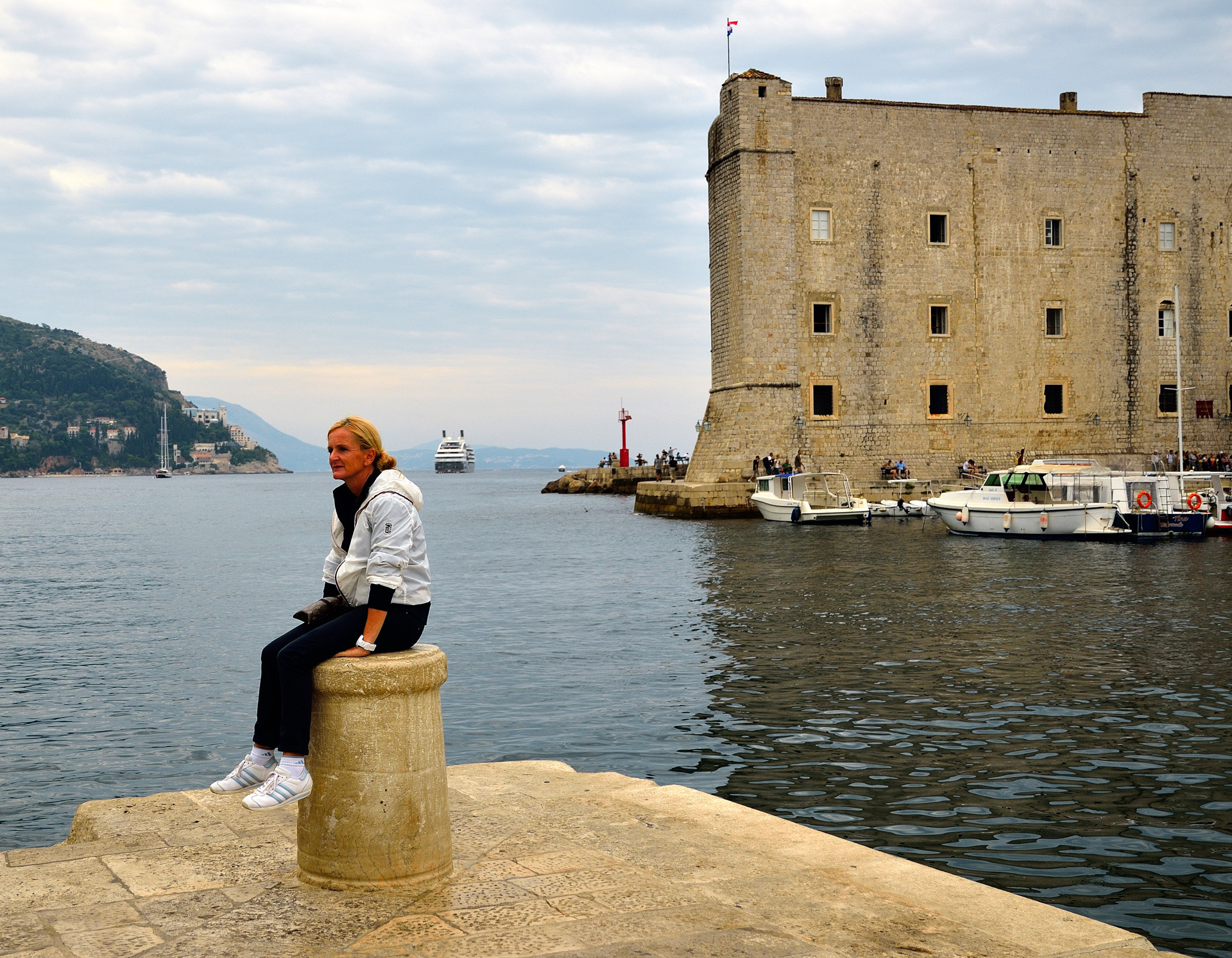 Dubrovnik, Daniela im alten Hafen, dahinter die L´Austral...