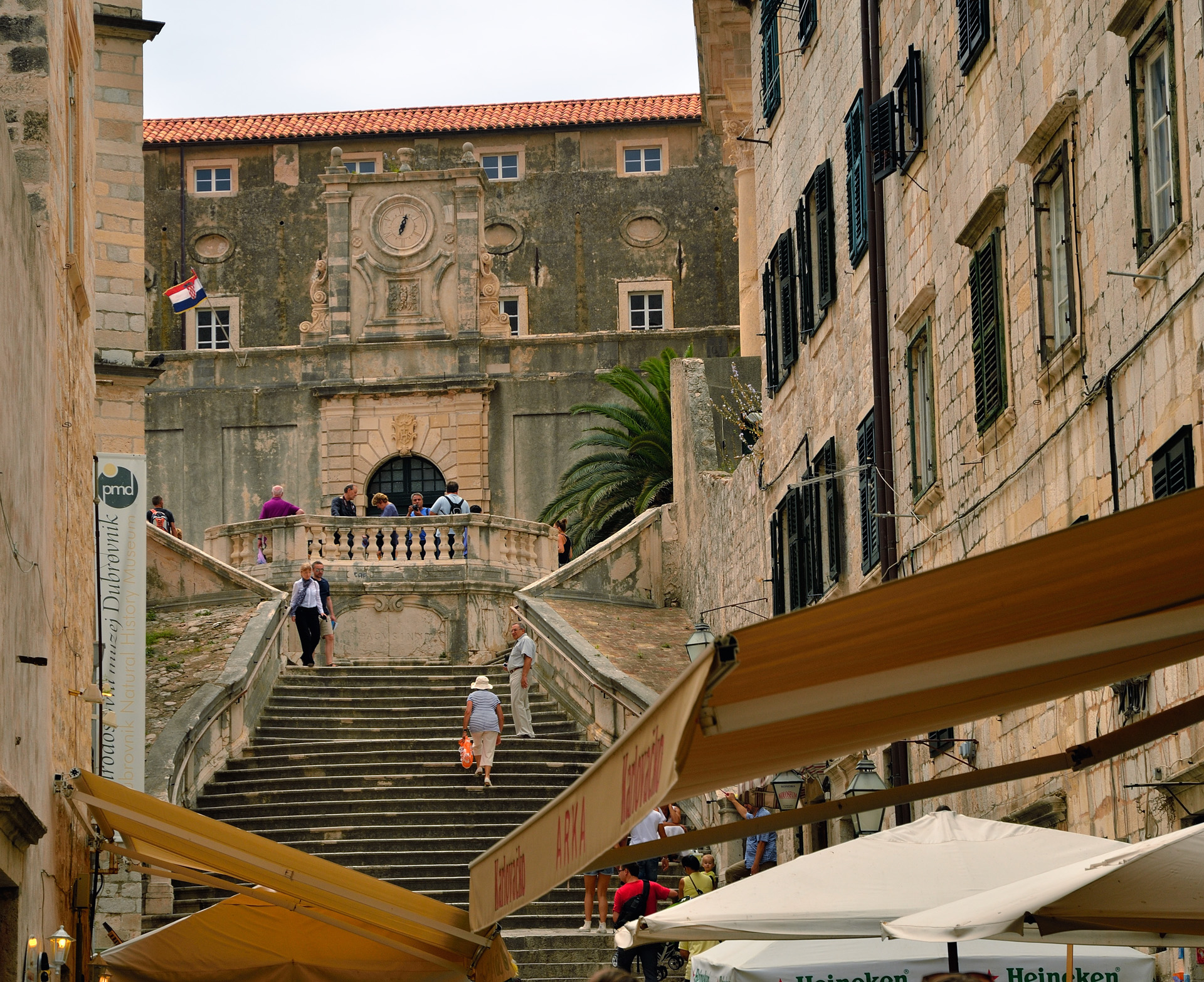 Dubrovnik, Stiege vom Markt hinauf zum Boskovic-Platz und der Jesuitenkirche...