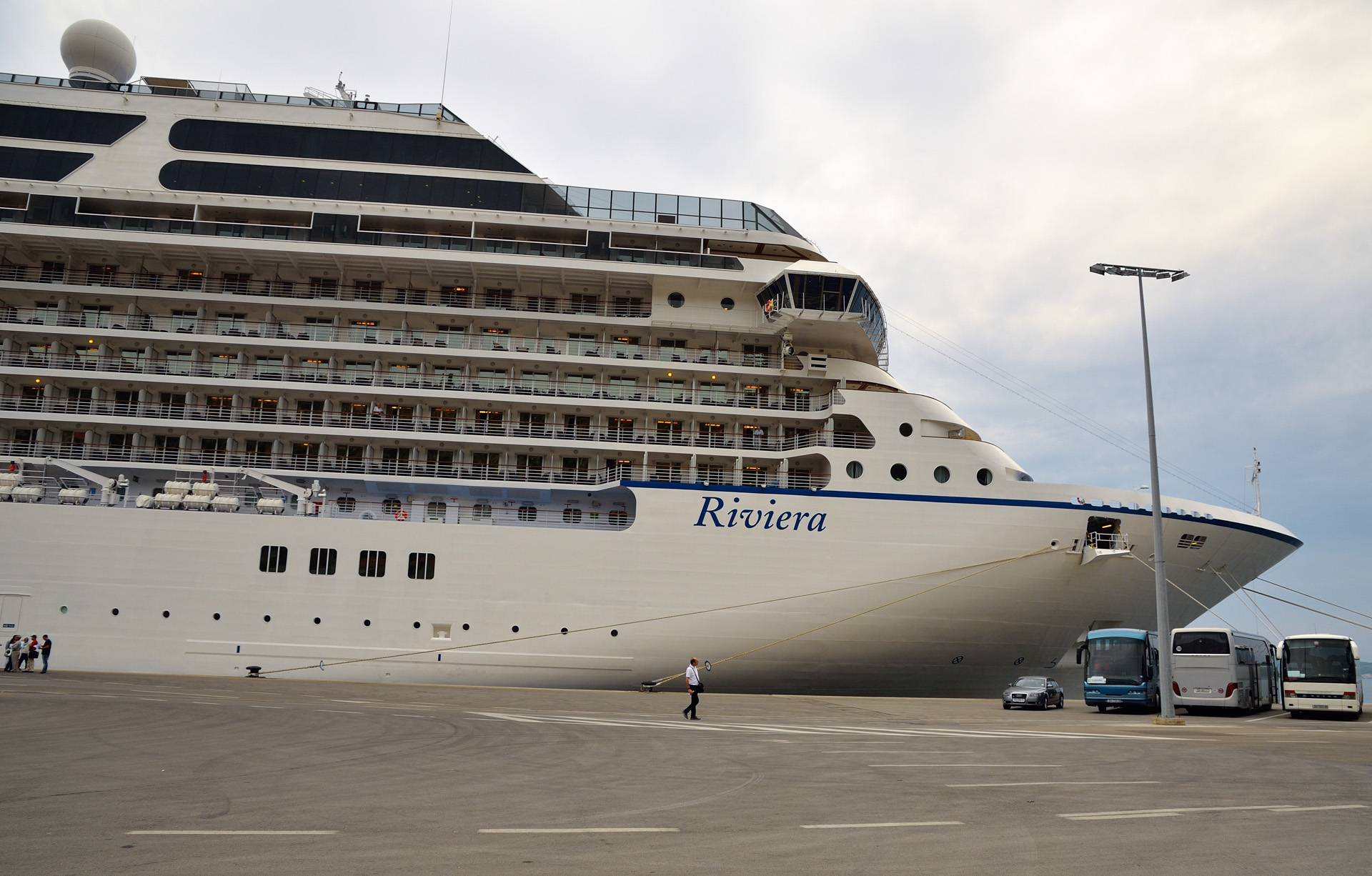 Es strömen immer noch mehr Kreuzfahrt-Touristen in die Stadt, wir beschliessen zu flüchten und verlassen die Stadt nach Norden über den neuen Hafen...