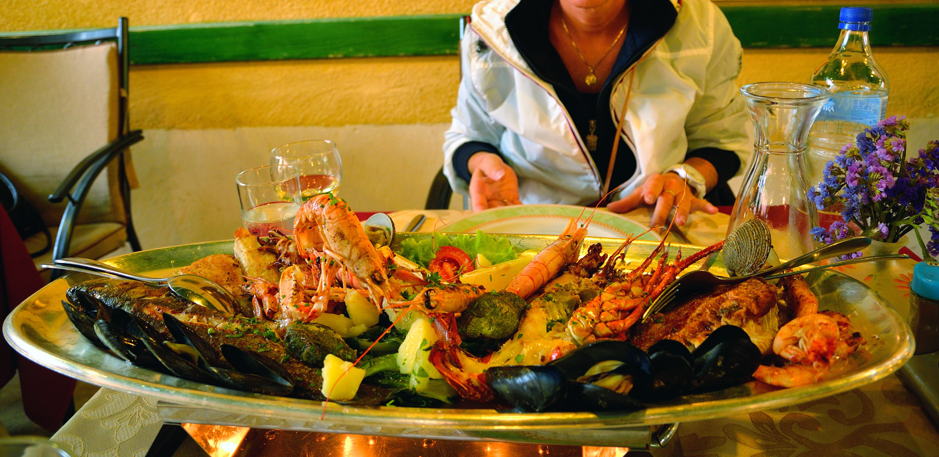 Wir wählen die Konoba Bakus in Ston. Dort werden uns diese prächtigen Meeresfrüchte serviert, die beste Fischplatte die wir je gegessen haben! Diese Lokal müssen wir uns unbedingt merken...