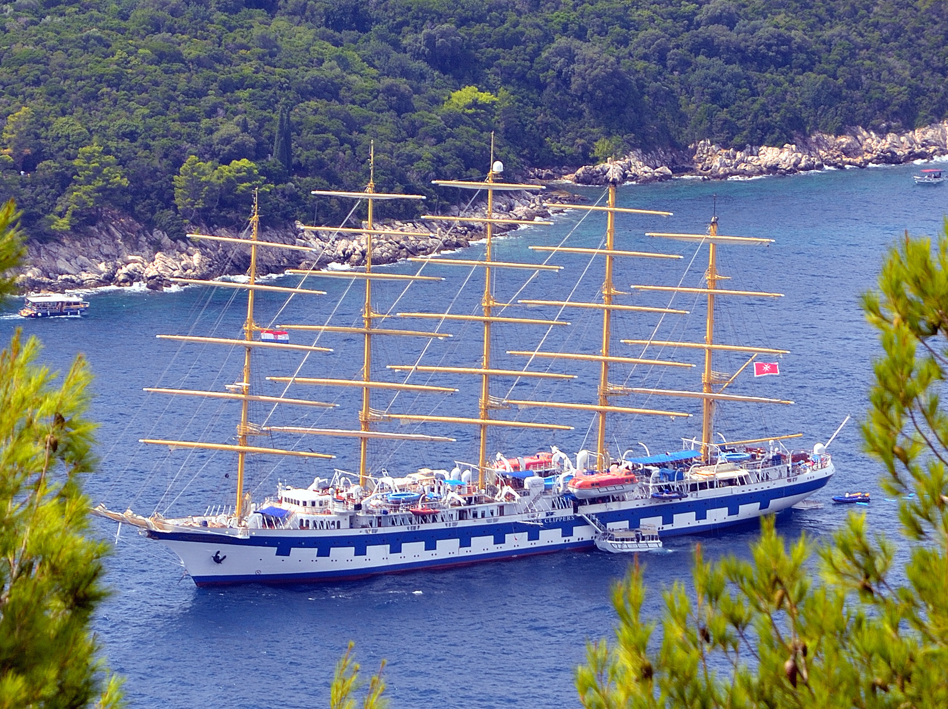 Wir bewundern die Royal Clipper der Star Clippers Flotte. Als Nachbau ihrer illustren Vorgängerin, des Vollschiffs Preussen, kann die neue Royal Clipper voller Stolz behaupten, das größte und einzig wahre 5-Mast-Vollschiff zu sein, das seit Anfang dieses Jahrhunderts gebaut wurde. Länge: 134 m, Breite: 16 m, Tiefgang: 5,6 m, Segelfläche: 5.000 qm, Tonnage: 5.000, Masthöhe: 54 m...