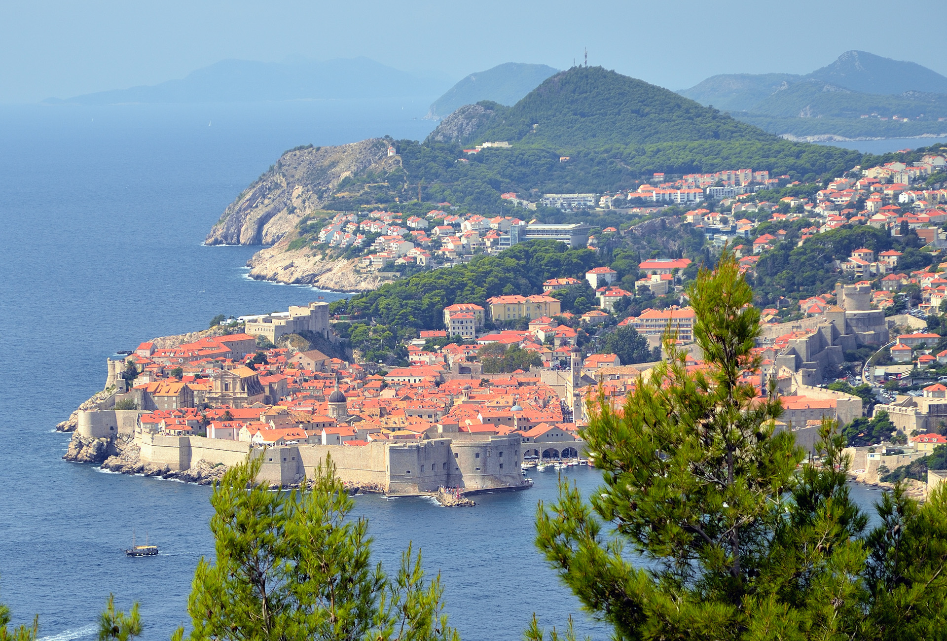 Dubrovnik, Dei Perle der Adria...„Wenn Du den Himmel auf Erden sehen willst, besuche Dubrovnik“, soll der irische Schriftsteller Gerorge Bernard Shaw 1929 über die Stadt an der Adria gesagt haben. Ihre Schönheit hat sich die „Kroatiens Perle“ bewahrt – auch wenn der Touristenansturm in letzter Zeit etwas Überhand genommen hat...Wir fahren weiter zur Grenze Kroatien/Montenegro bei Gruda/Konavle. Nach 5 Minuten sind wir durch, die Grüne Karte wird natürlich kontrolliert...