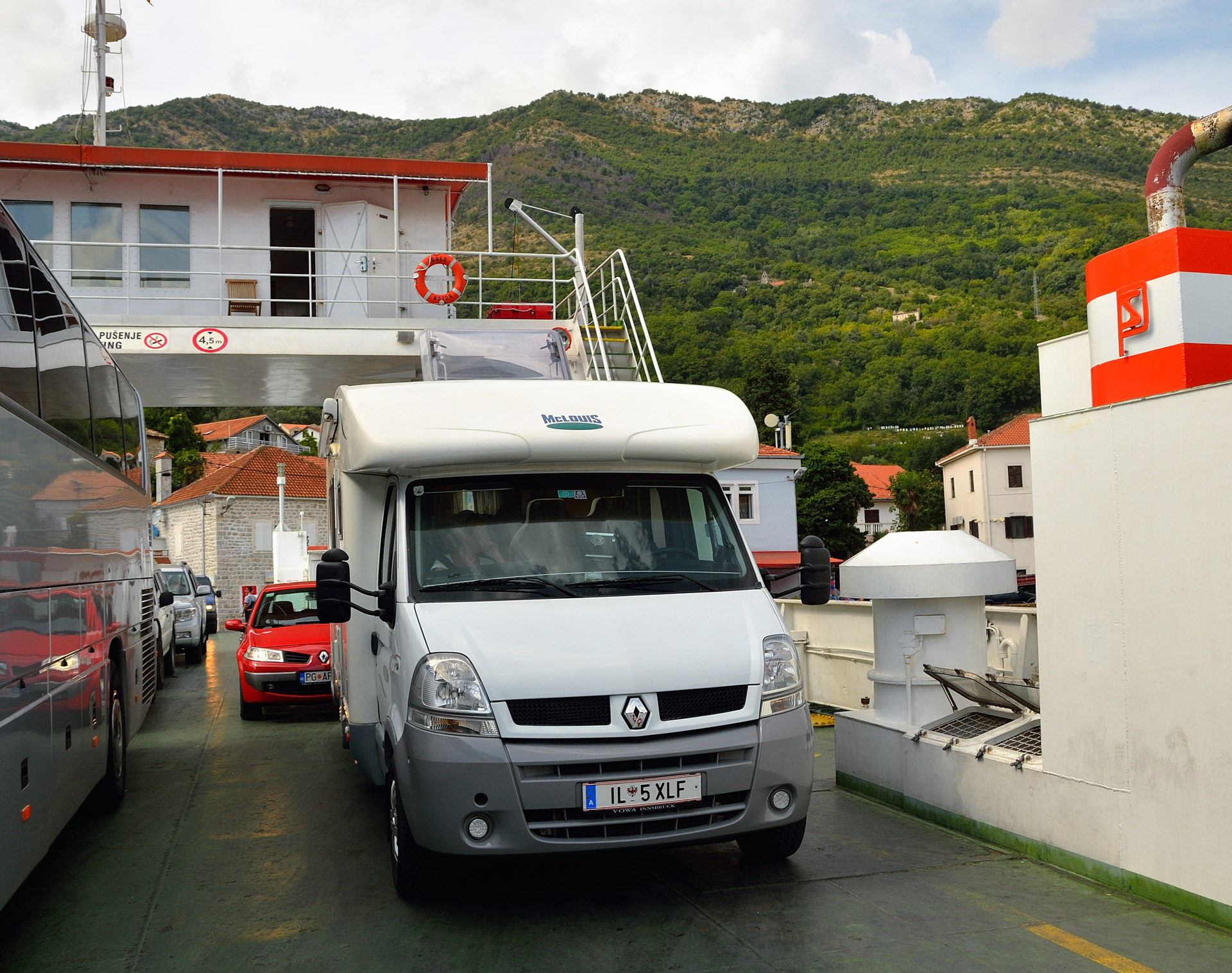 Schon bald sind wir in Herceg Novi. Die Stadt reißt uns jetzt nicht vom Hocker, wir rollen weiter zur Fähre von Kamenari-Lepetane. Hier wollen wir die Bucht ,,abkürzen". Der Tranfer ist recht günstig, leider erinnere ich mich nicht mehr genau, aber ich glaube ich habe nur 3 oder 4 Eoru bezahlt...