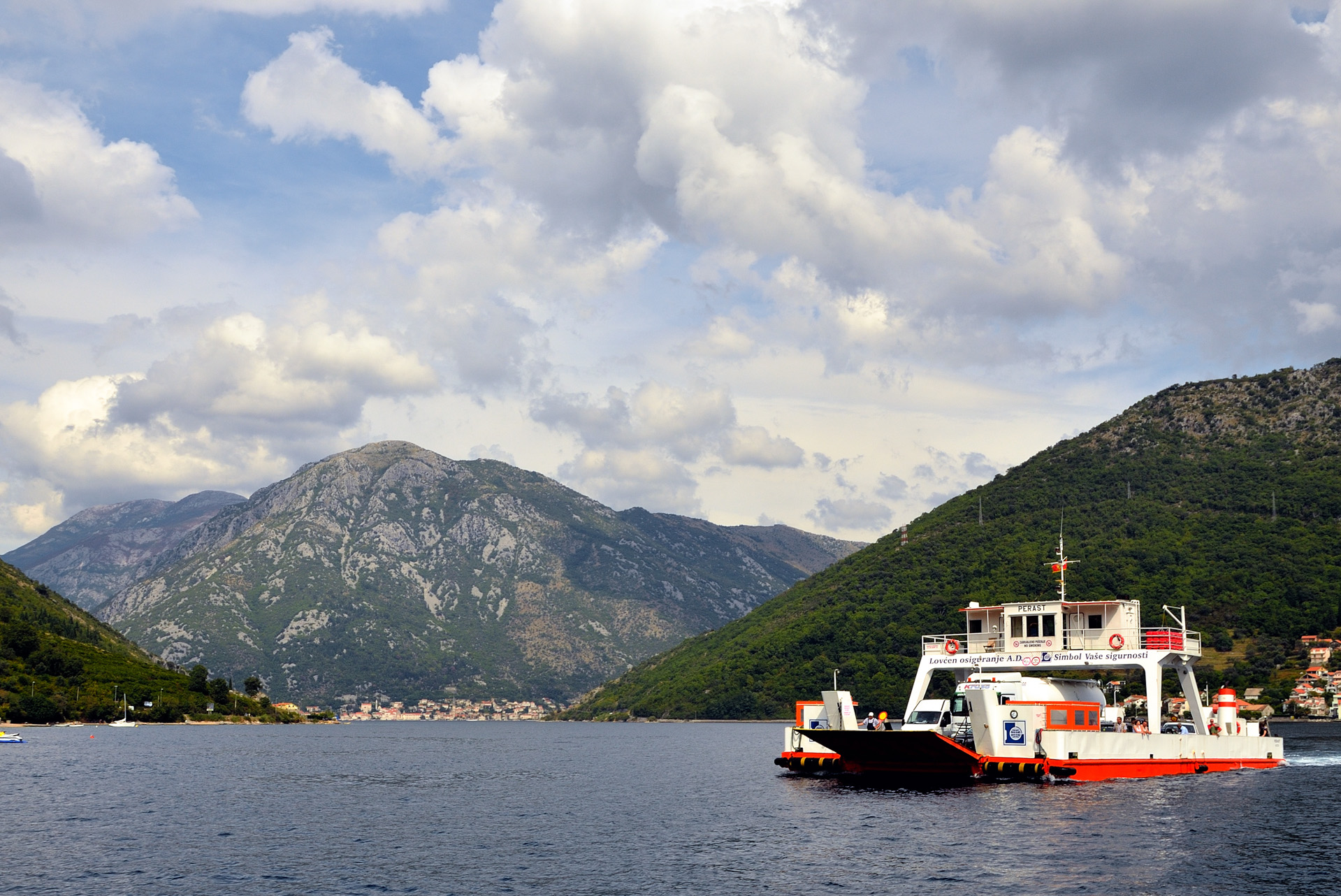 Blick in die Bucht von Kotor zur Ortschaft Perast, wir fahren aber weiter gen Süden...Wir passieren die Städte Tivat und Budva und was wir hier sehen gefällt uns garnicht. Die Strassen verdreckt und vermüllt, die Strassen verstopft von russischen Autobussen, die Sandstrände und Promenaden überfüllt mit Ukrainer, Russen, Bulgaren...Ausserdem stehen wir nicht so auf "Jesolo-5000 Sonnenschirme-Sandstrände"....