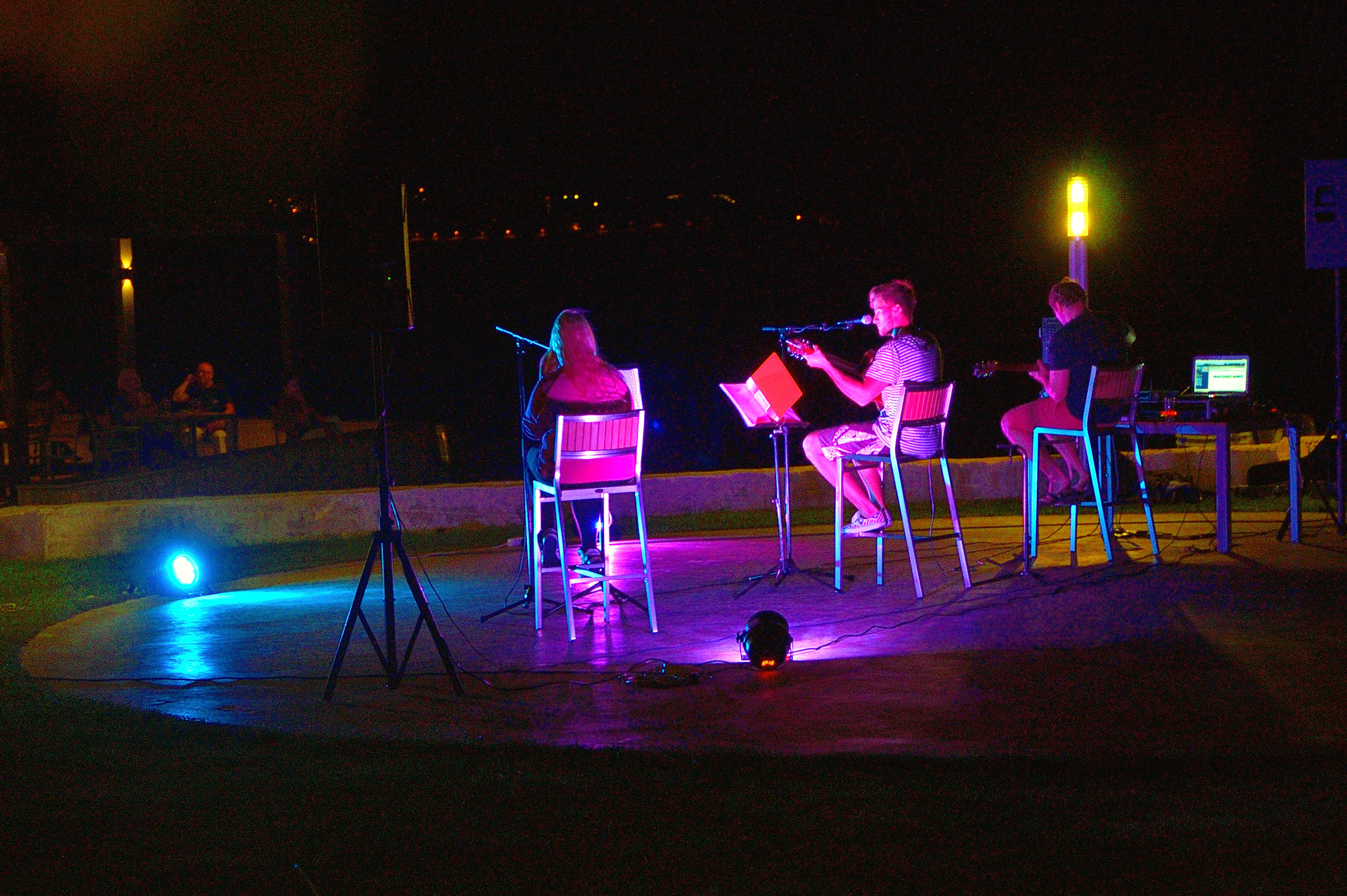 Auf dem Heimweg lauschen wir noch ein wenig bei einem Live-Konzert im Garten des Hotels Astarea, sind von der vielen Kurverei in Montenegro aber hundemüde, also ab in die Heia....