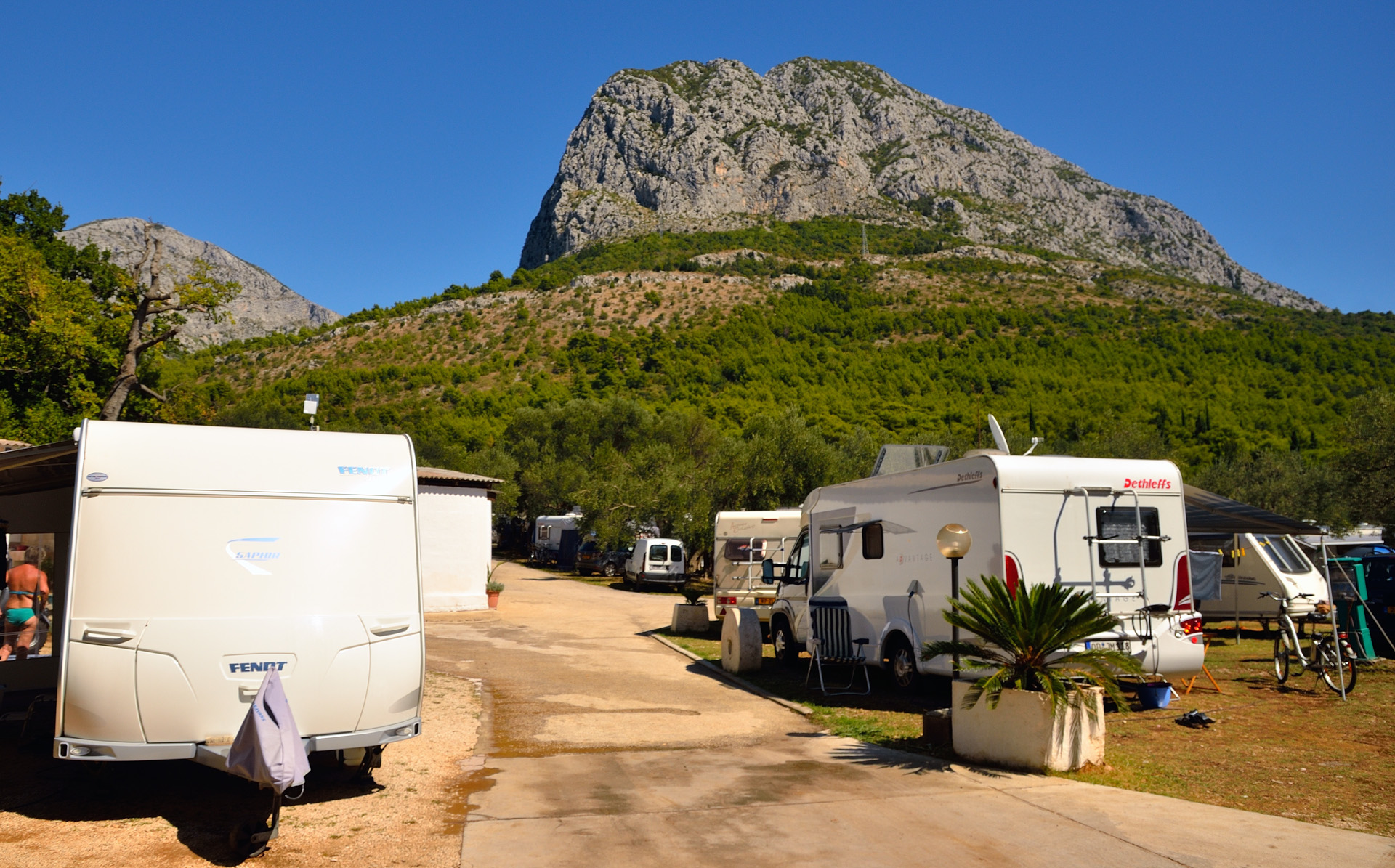 Um 12:00 Uhr stehen wir vorm vollen Campingplatz! Doch wir haben Glück, ein älteres holländisches Ehepaar hängt gerade den Wohnwagen an ihren Peugeot und meint wir können in 10 Minuten auf die Parzelle, super! Es ist uns aufgefallen, dass fast alle schön gelegenen Plätze in Dalmatien im September 2013 fast oder ganz ausgebucht sind. Nun ja, bis dato sind wir meistens im Mai oder Juni hier gewesen und da ist die Auslastung viel geringer...
