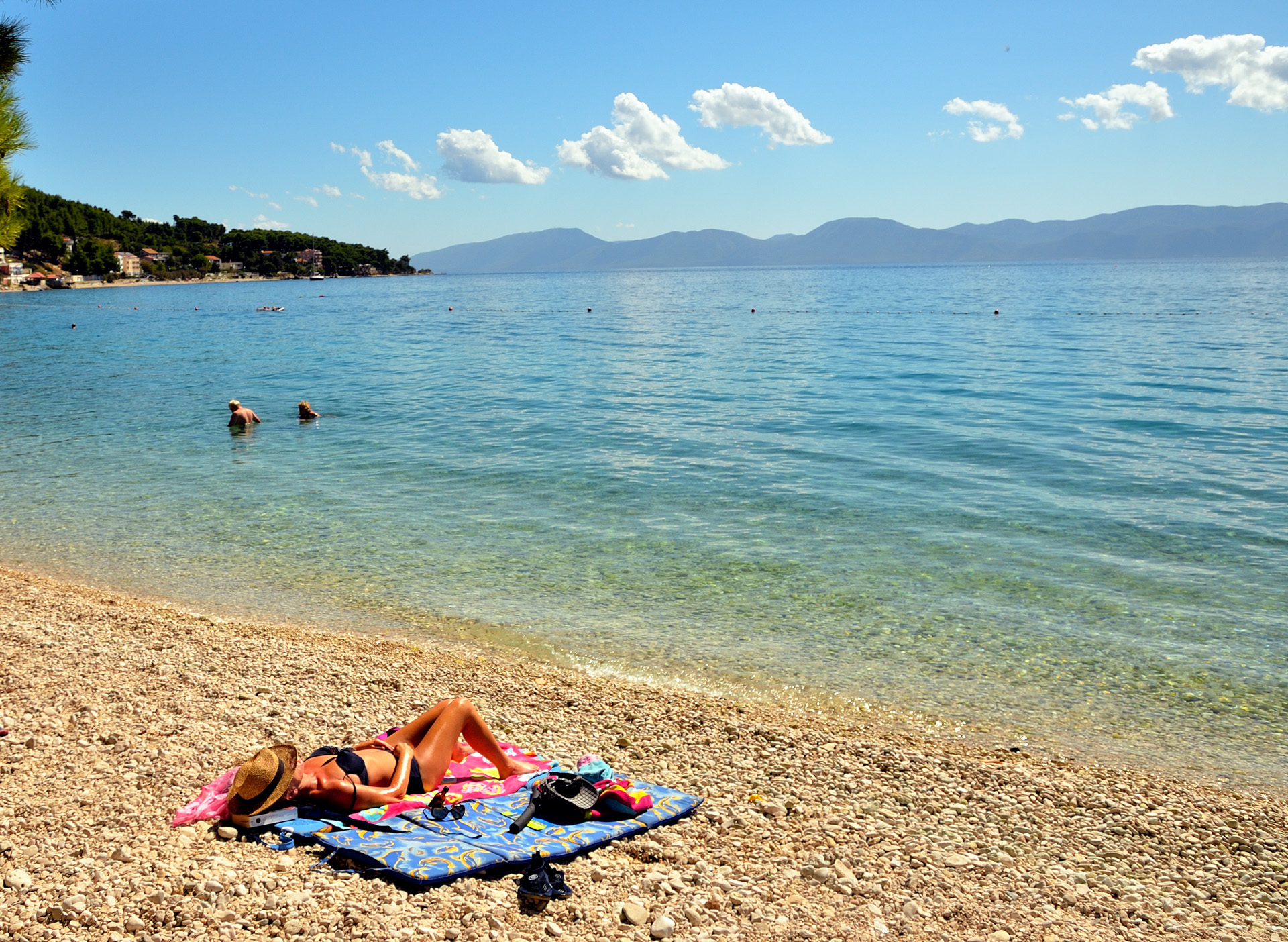 Dalmatien, Makarska-Riviera, Zaostrog, Camping Viter...Die Hügelkette im Hintergrund gehört zur Halbinsel Peljesac...