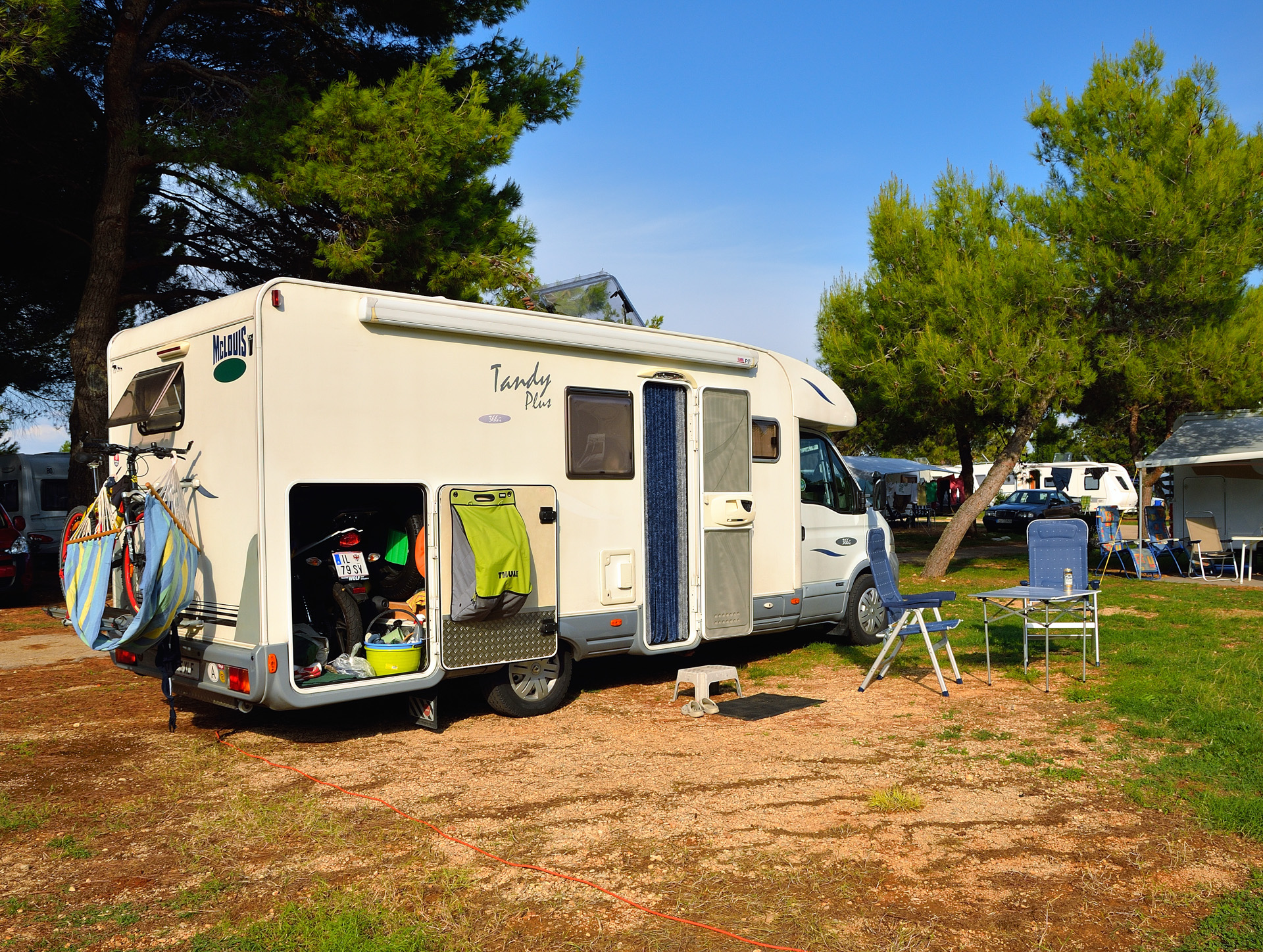 Um 15:00 Uhr stellen wir das WoMo auf dem Parkplatz vor dem CP Polari ab und suchen zu Fuss den riesigen Platz nach einer schönen, freien Parzelle ab. Wieder einmal sind wir erstaunt wie voll ein CP Mitte September in Kroatien ist. Das kennen wir eigentlich nur in Südtirol um diese Jahreszeit. Nach einer halben Stunde begnügen wir uns mit einer Parzelle im oberen Bereich...