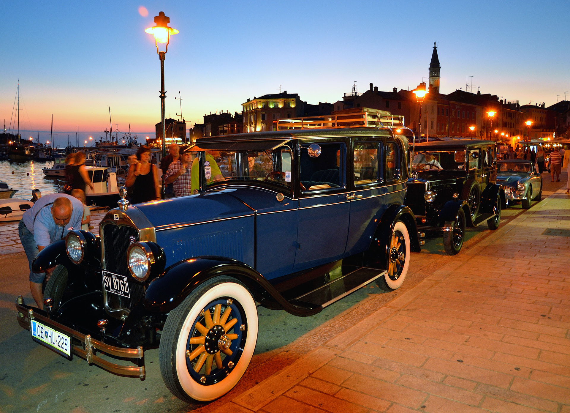 Vor der Konoba auf der Promenade nimmt gerade ein slowenischer Oldtimerclub mit seinen Fahrzeugen Aufstellung...