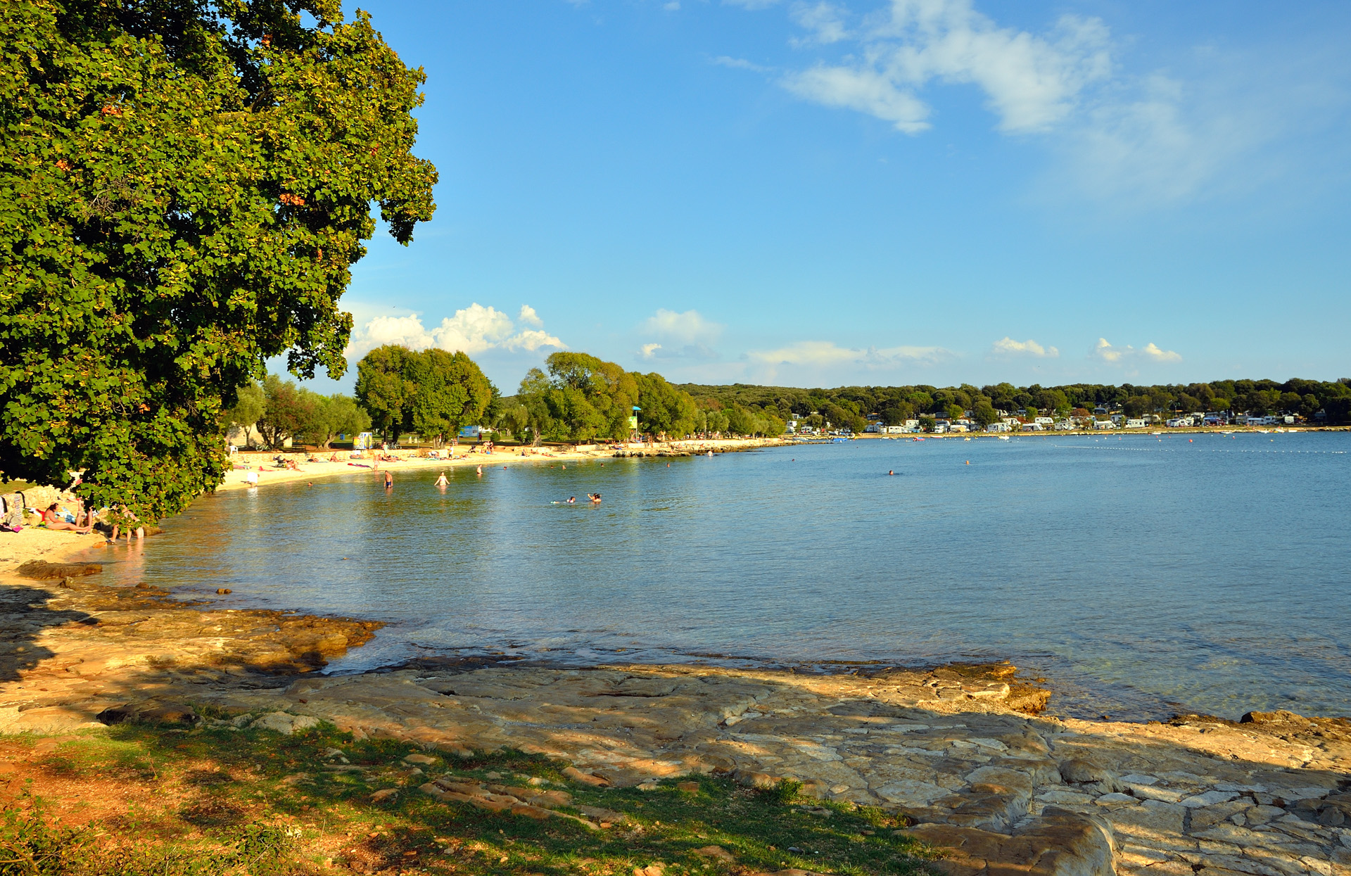 Wir geniessen also noch einmal einen typischen Strandtag am Campingplatz. Am Abend sitzen wir vorm WoMo und unterhalten uns noch eine Weile über die letzten 2 Wochen, Fazit: Es war wieder einmal schön, wir sind glücklich und zufrieden....