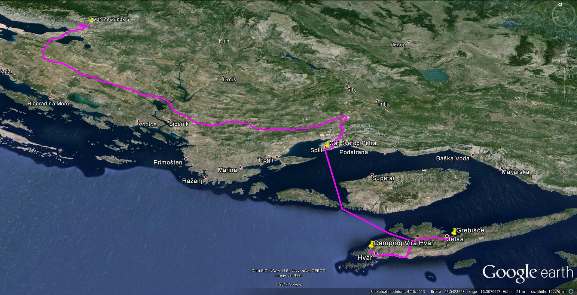 26.4. Um 5:30 Uhr raus aus den Federn, die Fähre in Split legt um 8:30 Uhr ab und bis dorthin sind es noch ca. 170 km. Bei wenig Verkehr erreichen wir um 7:30 Uhr den Hafen von Split, erstmal Tickets besorgen, dann wird gefrühstückt. Inzwischen schüttet es wie aus Kübeln und dieses Wetter hält auch während der Überfahrt nach Stari Grad an. Um 10:30 Uhr rollen wir von der Fähre und biegen rechts ab nach Hvar-Stadt. Wir wollen zum Camping Vira...