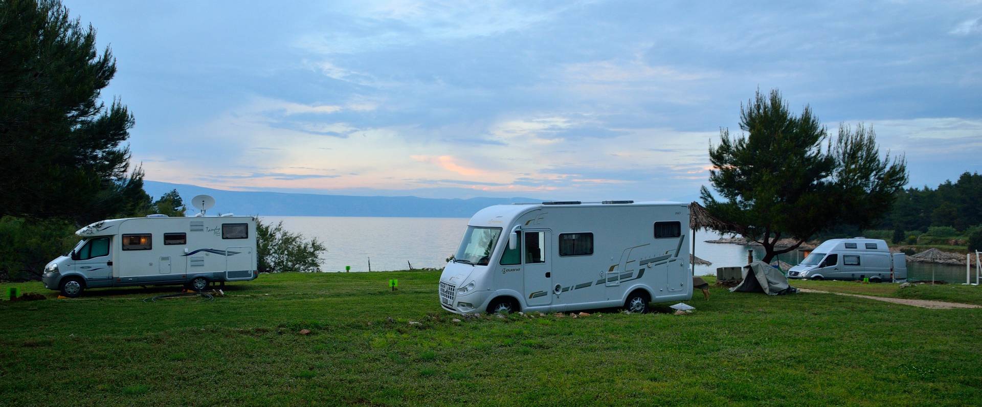 ...Camping Vira - Das Tor mit einer Kette verschlossen - kein Mensch zu sehen ! Eigentlich sollte der Platz schon eine Woche geöffnet sein, so ist es jedenfalls auf deren Website zu lesen...nun gut...wir fahren zurück nach Jelsa und checken am CP Grebice ein. Es ist fast nichts los, nur 3 weitere Wohnmobile teilen mit uns den Platz. Das Wetter hat sich inzwischen auch gebessert. Wir richten uns ein, nach einer ausgiebigen Mahlzeit und einen Nickerchen spazieren wir noch ein wenig in der Gegend umher, erkunden den Platz, doch müde von der Anreise schlafen wir recht früh ein...