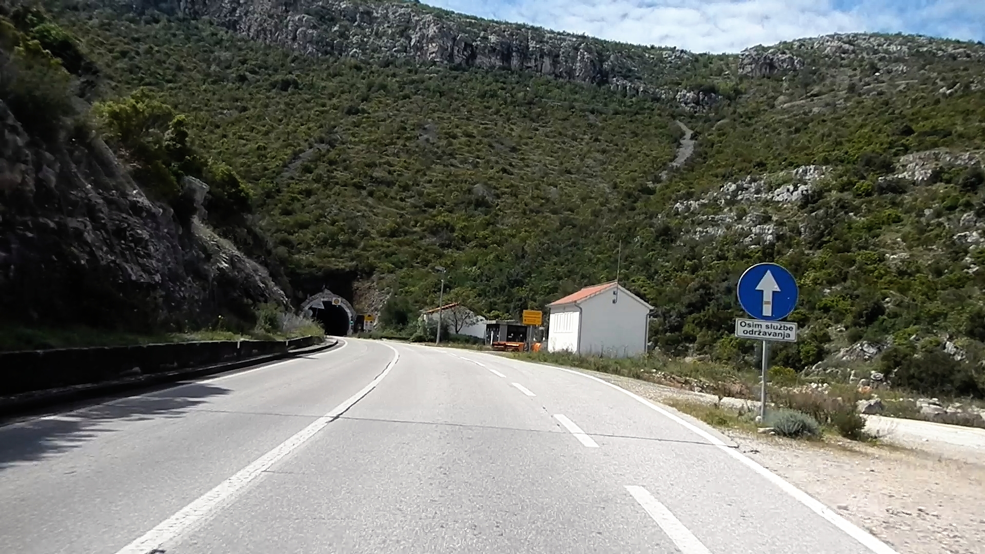 ...Ich habe auf dem Tankrucksack meiner Honda CBF 125 auch eine Dashcam montiert. Kurz vorm Tunnel Stari Grad - Hvar...