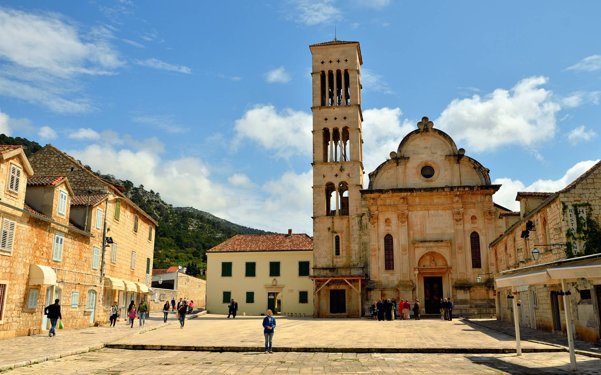 ...kurz darauf sind wir in Hvar. Die dem Heiligen Stephan geweihte Kathedrale beherrscht den Stadtplatz. Ursprünglich auf die erste Hälfte des 12. Jahrhunderts, der Zeit der Gründung der Diözese, zurückgehend, wurde sie im 16. Jahrhundert auf den Grundmauern eines früheren Benediktinerklosters erbaut. Der Glockenturm aus dem 17. Jahrhundert stammt von einheimischen Meistern...