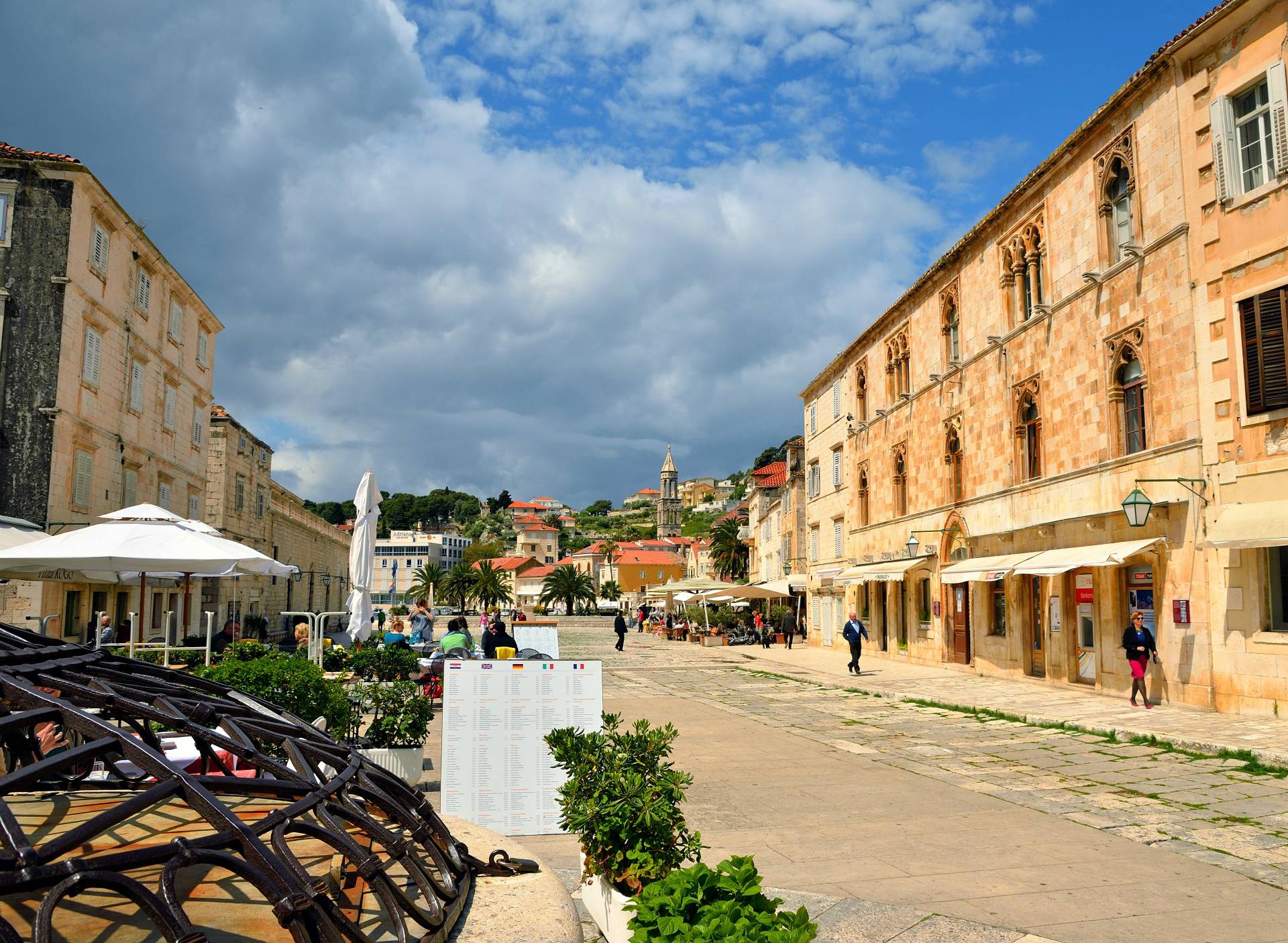 ...Die Pjaca ist das Zentrum von Hvar und wurde im Jahr 1449 gestaltet. Der zur Seeseite offene Platz wird von den wichtigsten Gebäuden der Stadt umsäumt...