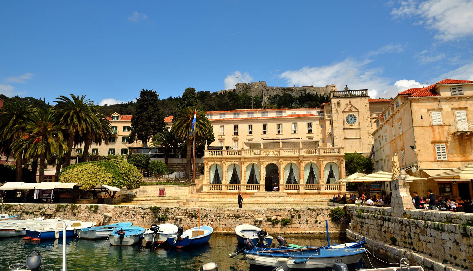 ...Die Loggia. Ein erster Palast wurde bereits 1289 erwähnt, doch unter venezianischer Herrschaft wurde er an der Nordseite des Stadtplatzes im 15. Jahrhundert im typischen Renaissance-Stil neu erbaut. Die Loggia wird dem Veroneser Architekten Michele Sanmicheli und Meistern aus Korčula zugeschrieben. Sie war ursprünglich Gemeindepalast und diente als Gerichtsgebäude...