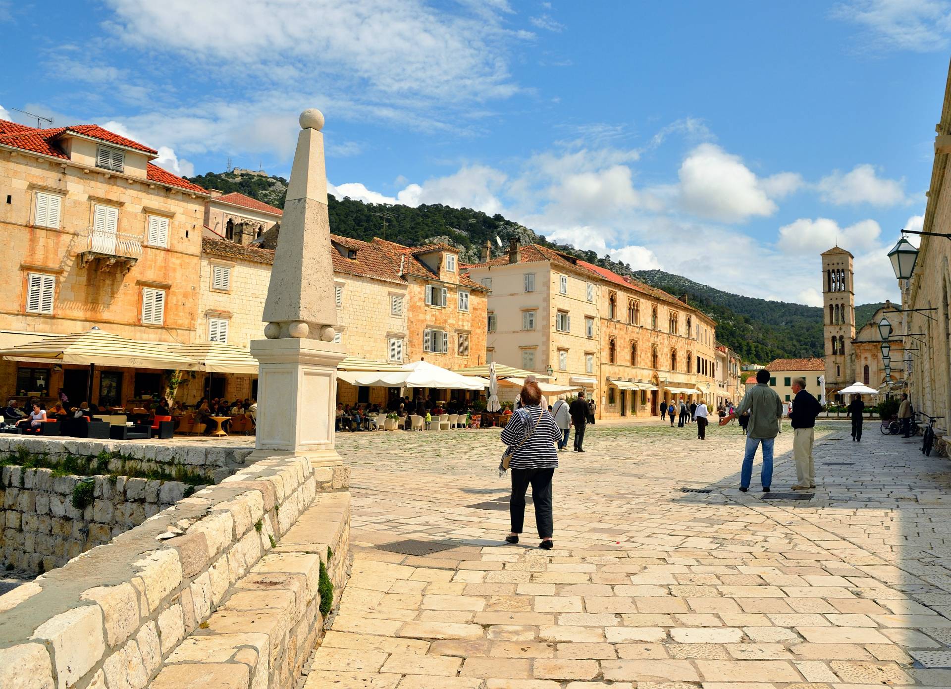 ...Auf der Pjaca, die 1780 gepflastert wurde, befindet sich ein Brunnen und eine steinerne Säule, die 1446 errichtet wurde...