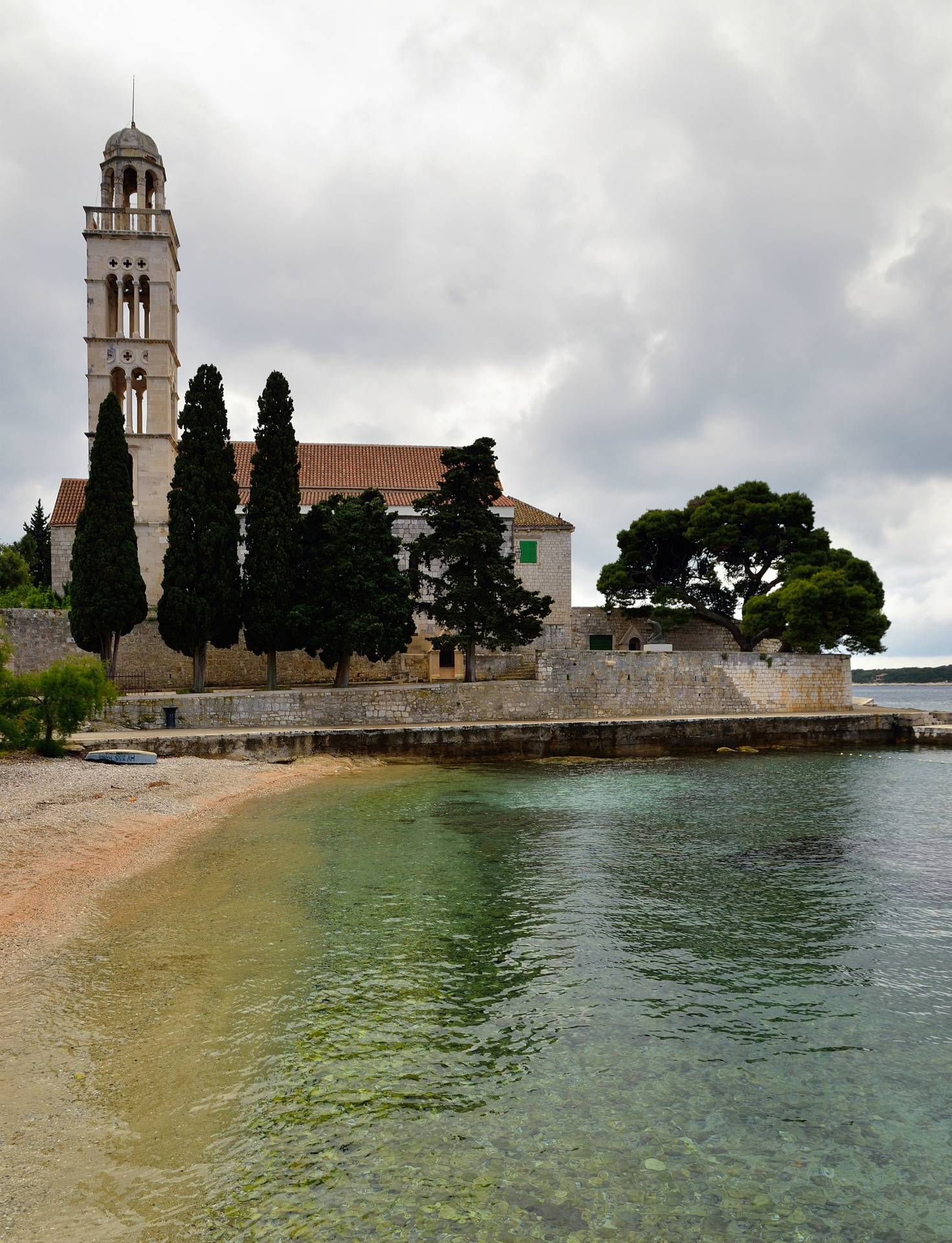 ...Das Franziskanerkloster auf der Halbinsel Sridnji rat stammt aus dem 15. Jahrhundert. Die der Madonna der Gnade geweihte Kirche wurde mit den Spenden der Schiffseigner erbaut, die sich im Hafen befanden, als der damalige Kommandant der venezianischen Marine an der Adria, Pietro Soranzo 1465 einen Schiffbruch überlebte. Die venezianische Regierung nahm die Kirche unter ihren Schutz und sie wurde die Kirche der Matrosen...