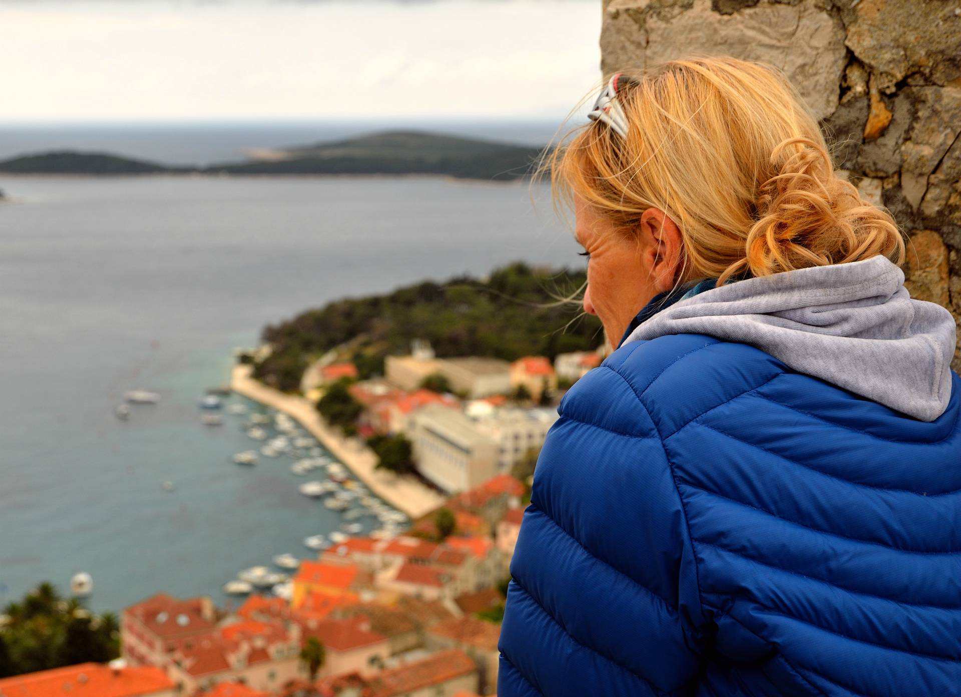 ...Der Bau der Festungsanlage, wie sie heute zu sehen ist, wurde 1282 unter venezianischer Regierung begonnen. Die Mittel für den Bau brachten der Stadt weitgehend die Einnahmen aus dem Salzhandel. Erst 1551 war der Bau fertiggestellt...