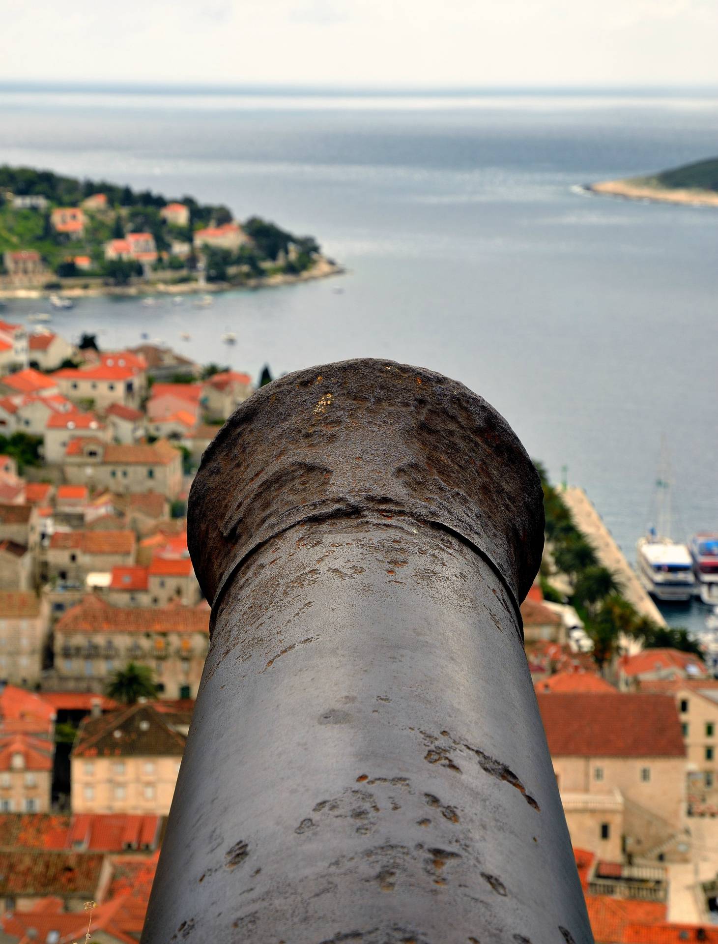...Bis in die zweite Hälfte des 19. Jahrhunderts wurde die Anlage immer wieder ausgebaut und ausgebessert. Unter österreichischer Herrschaft diente die Festung als Kaserne...