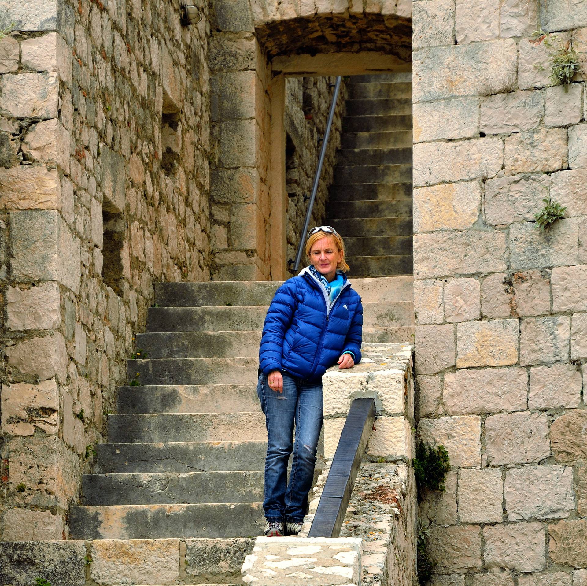 ...Das komplizierte architektonische Schema, wie es noch heute zu erkennen ist, war durch das schwierige Gelände bedingt. Ursprünglich gab es vier Rundtürme, Gebäude zur Aufbewahrung von Schießpulver, Zisternen, ein Gefängnis, eine kleine Johannes dem Täufer geweihte Kapelle...