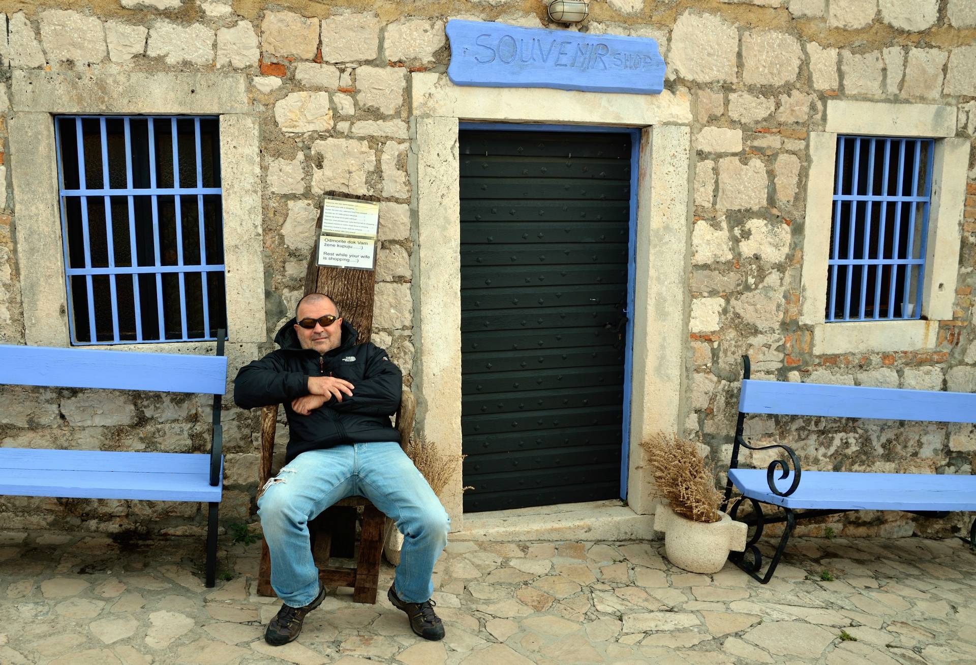 ...vorm Souvenir-Shop auf Festung Španjola...