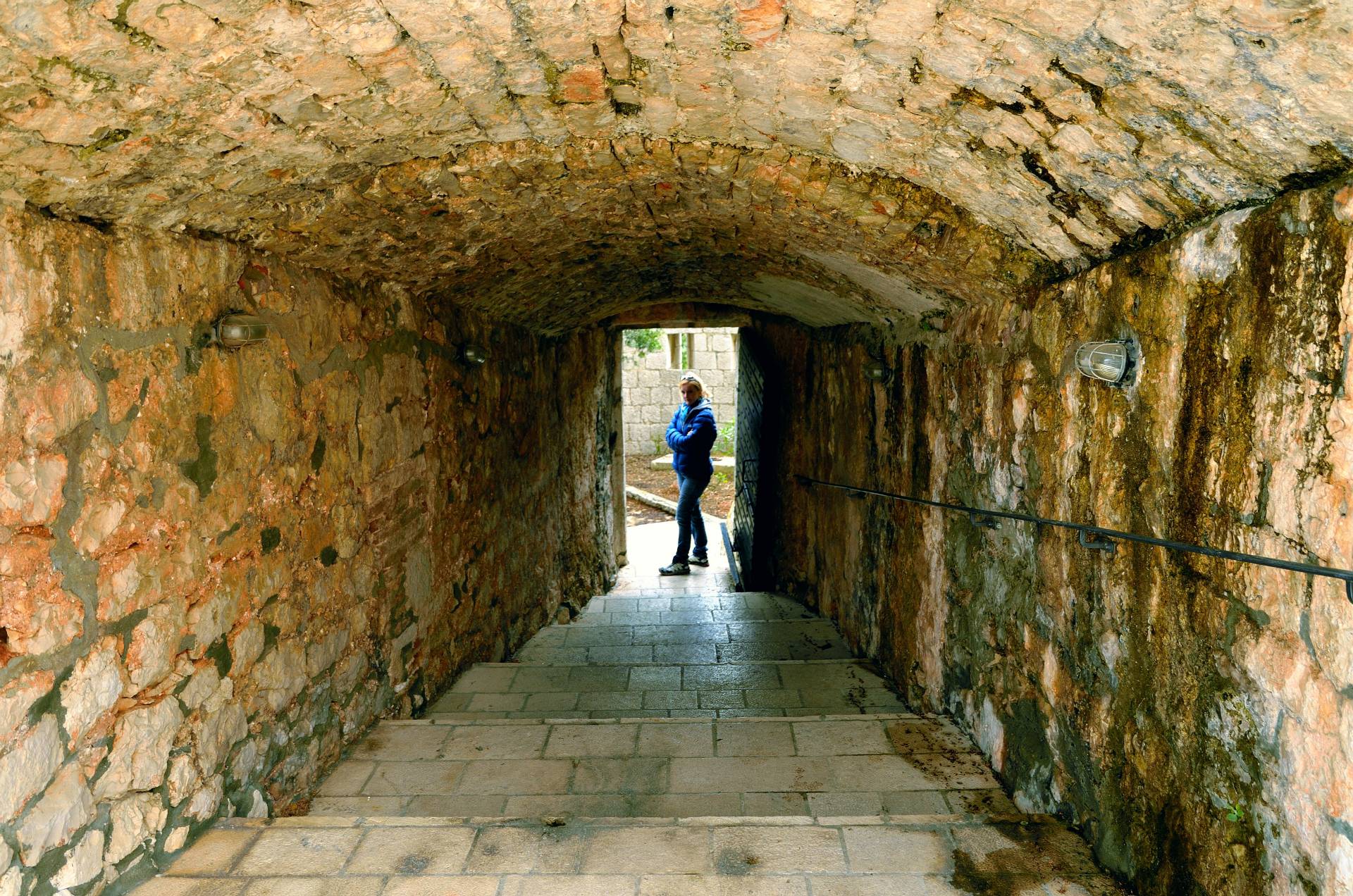 ...Festung Španjola. Als die Stadt Hvar ihre militärische Bedeutung verlor, wurde die Španjola aufgegeben und verwahrloste. Erst 1971 wurden umfangreiche Maßnahmen zum Erhalt der Anlage durchgeführt...