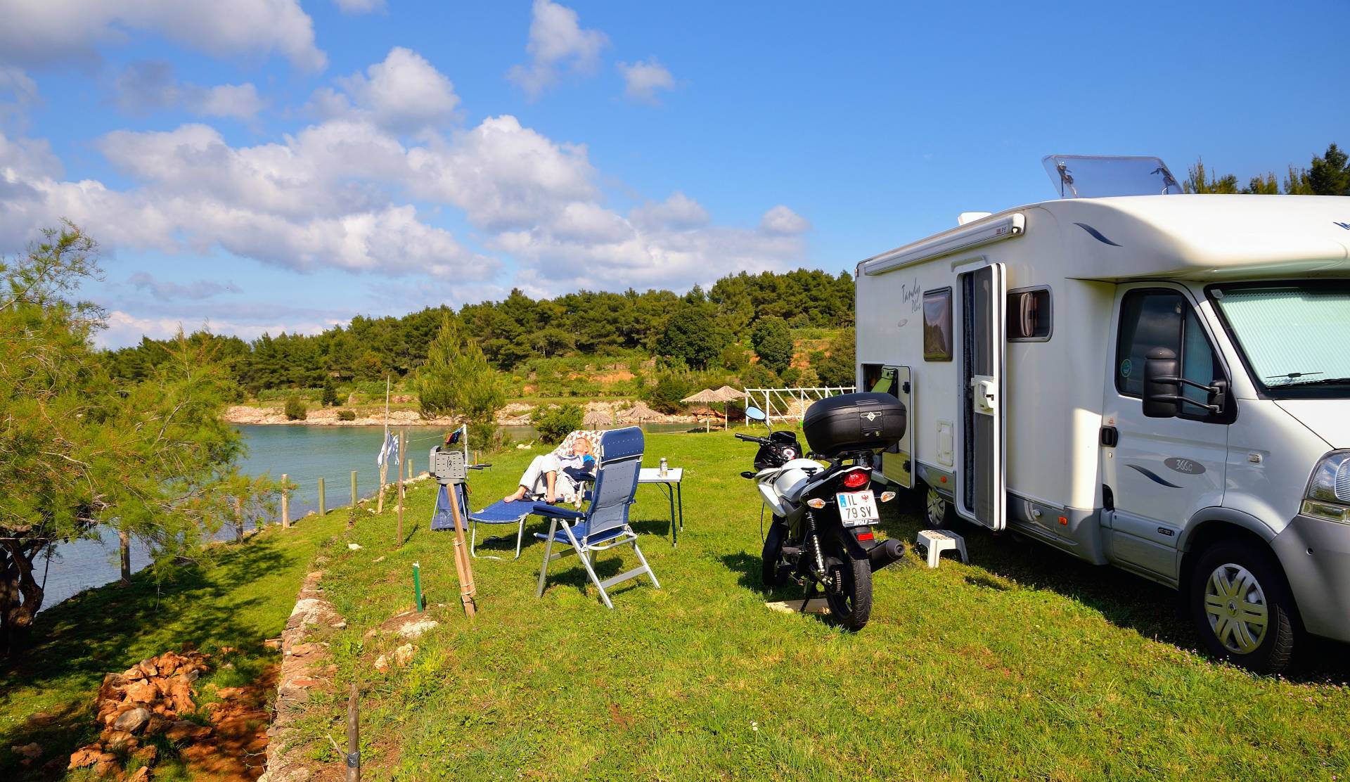 ...das Wetter wurde am Nachmittag sichtbar besser, wir beschliessen den Nachmittag am CP in der Sonne zu verbringen. Inzwischen sind wir fast alleine am Platz, nur mehr ein slowenisches WoMo steht etwas weiter entfernt. Am Abend wurde erstmals der Grill aktiviert...